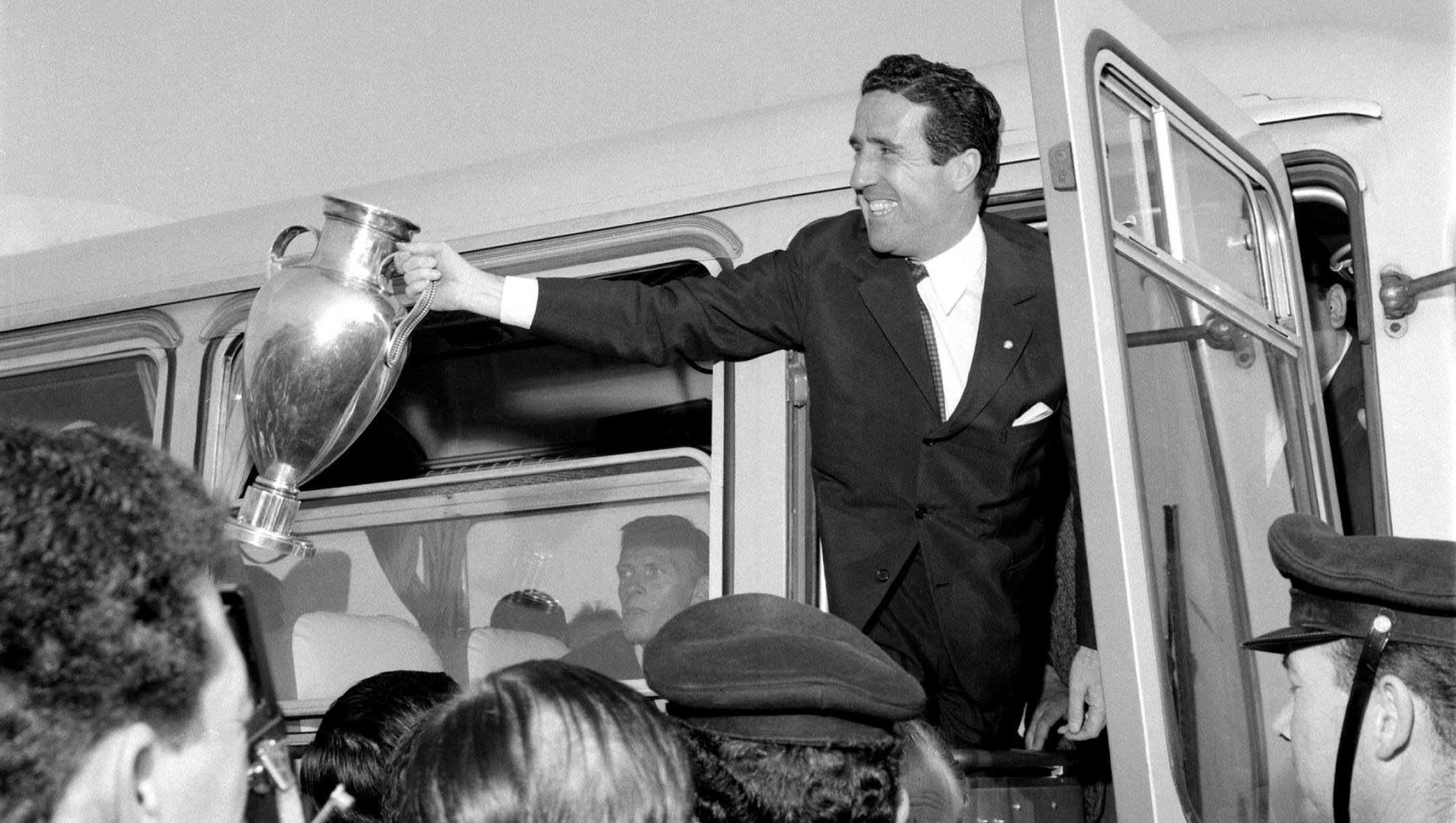 Milano, Aereoporto Linate - 28-05-1964 - Helenio Herrera con Coppa dei Campioni vinta contro il Real Madrid a Vienna - in borghese - negativo;Milan, Linate Airport - 28-05-1964 - Helenio Herrera with the Champions Cup won against Real Madrid in Vienna