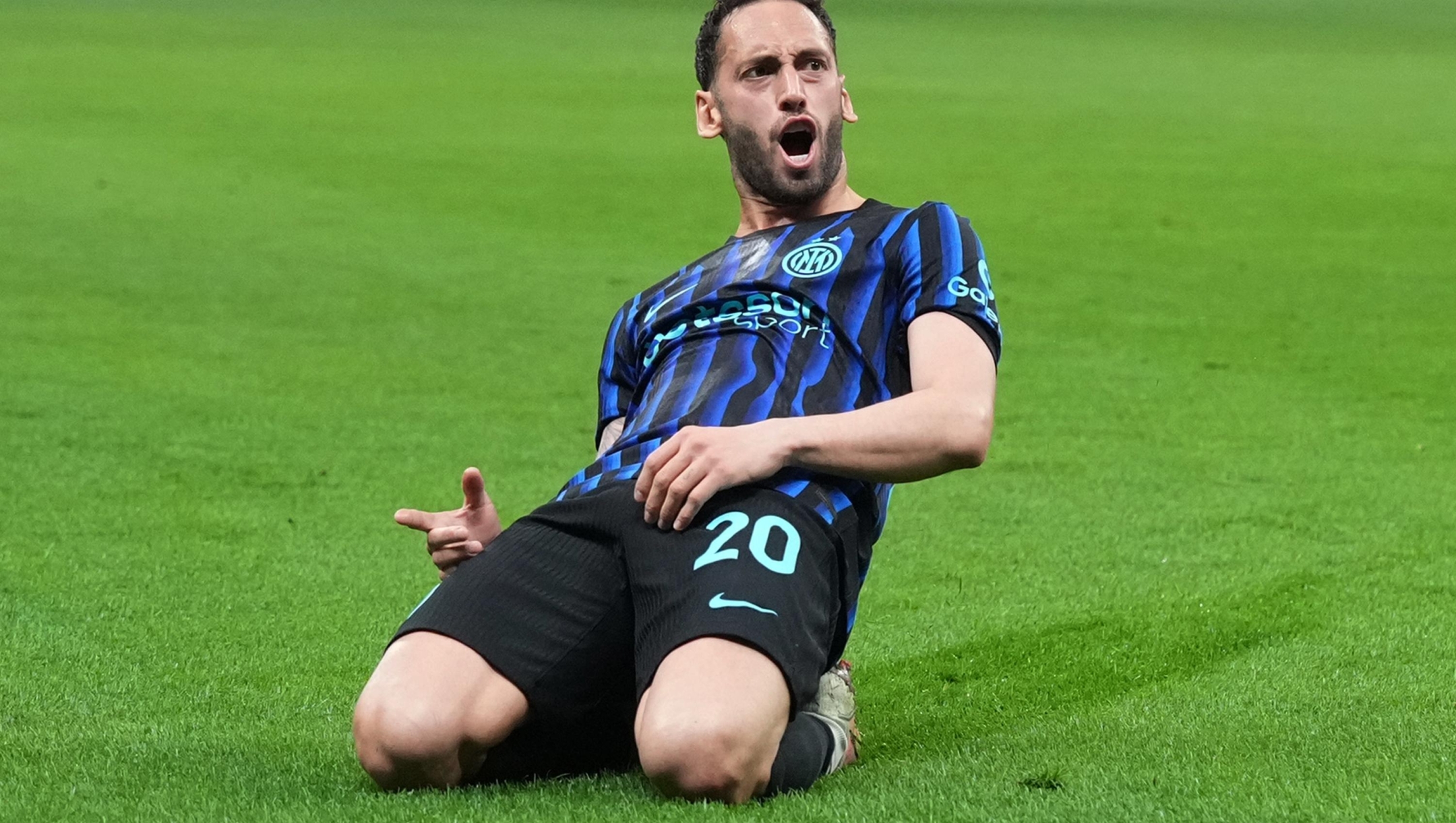 Inter Milan's Hakan Calhanoglu       celebrates after scoring           2-1 during the Serie A soccer match between Inter and Roma at the San Siro  Stadium in Milan , north Italy - Sunday , April 05 , 2026. Sport - Soccer . (Photo by Spada/LaPresse)