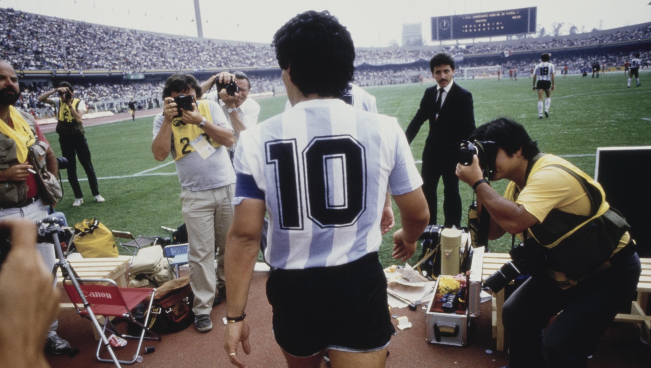 Argentine professional football player Diego Armando Maradona (1960 - 2020), #10 team captain of the Argentina soccer team, enters the pitch of the Estadio Olimpico Universitario during the 1986 FIFA World Cup, Mexico City, Mexico, 10th June 1986. In the Group A, Argentina is playing against Bulgaria. (Photo by Bongarts/Getty Images)