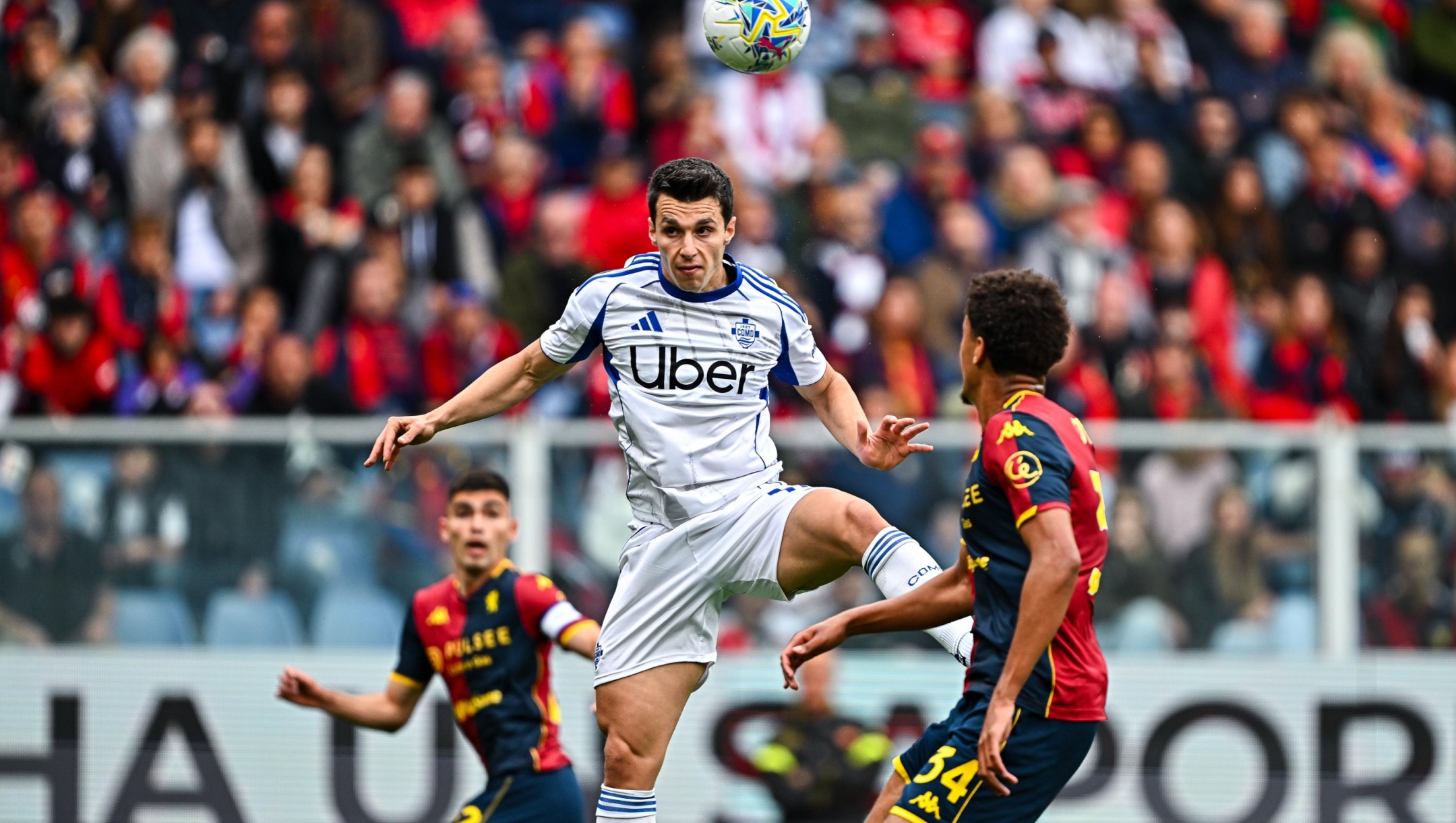  Anastasios Douvikas of Como (center) scores a goal during the Serie A match between Genoa CFC and Como 1907 at Luigi Ferraris Stadium on April 26, 2026 in Genoa, Italy. (Photo by Simone Arveda/Getty Images)