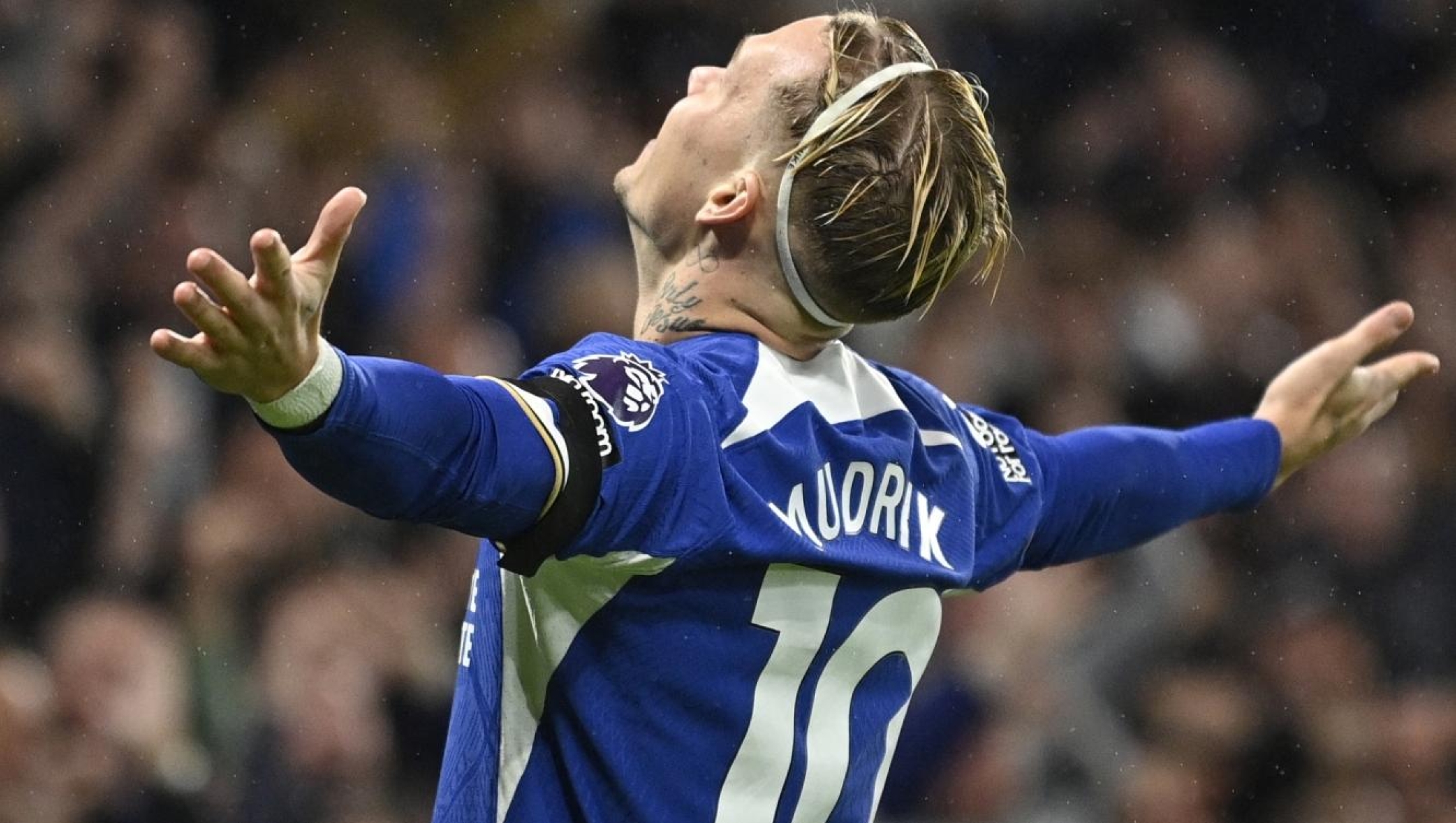 Chelsea's Ukrainian midfielder #10 Mykhailo Mudryk celebrates after scoring their second goal during the English Premier League football match between Chelsea and Arsenal at Stamford Bridge in London on October 21, 2023. (Photo by JUSTIN TALLIS / AFP) / RESTRICTED TO EDITORIAL USE. No use with unauthorized audio, video, data, fixture lists, club/league logos or 'live' services. Online in-match use limited to 120 images. An additional 40 images may be used in extra time. No video emulation. Social media in-match use limited to 120 images. An additional 40 images may be used in extra time. No use in betting publications, games or single club/league/player publications. /