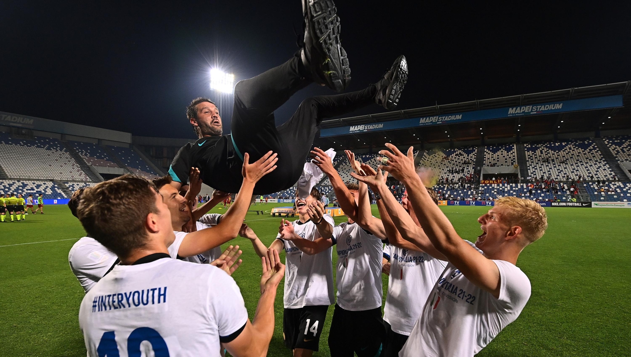  Players of FC Internazionale throw in the air Coach Cristian Chivu of FC Internazionale celebrate the victory after the Primavera 1 Final match between AS Roma U19 V FC Internazionale U19 at Mapei Stadium - Citta' del Tricolore on May 31, 2022 in Reggio nell'Emilia, Italy. (Photo by Mattia Ozbot - Inter/Inter via Getty Images)