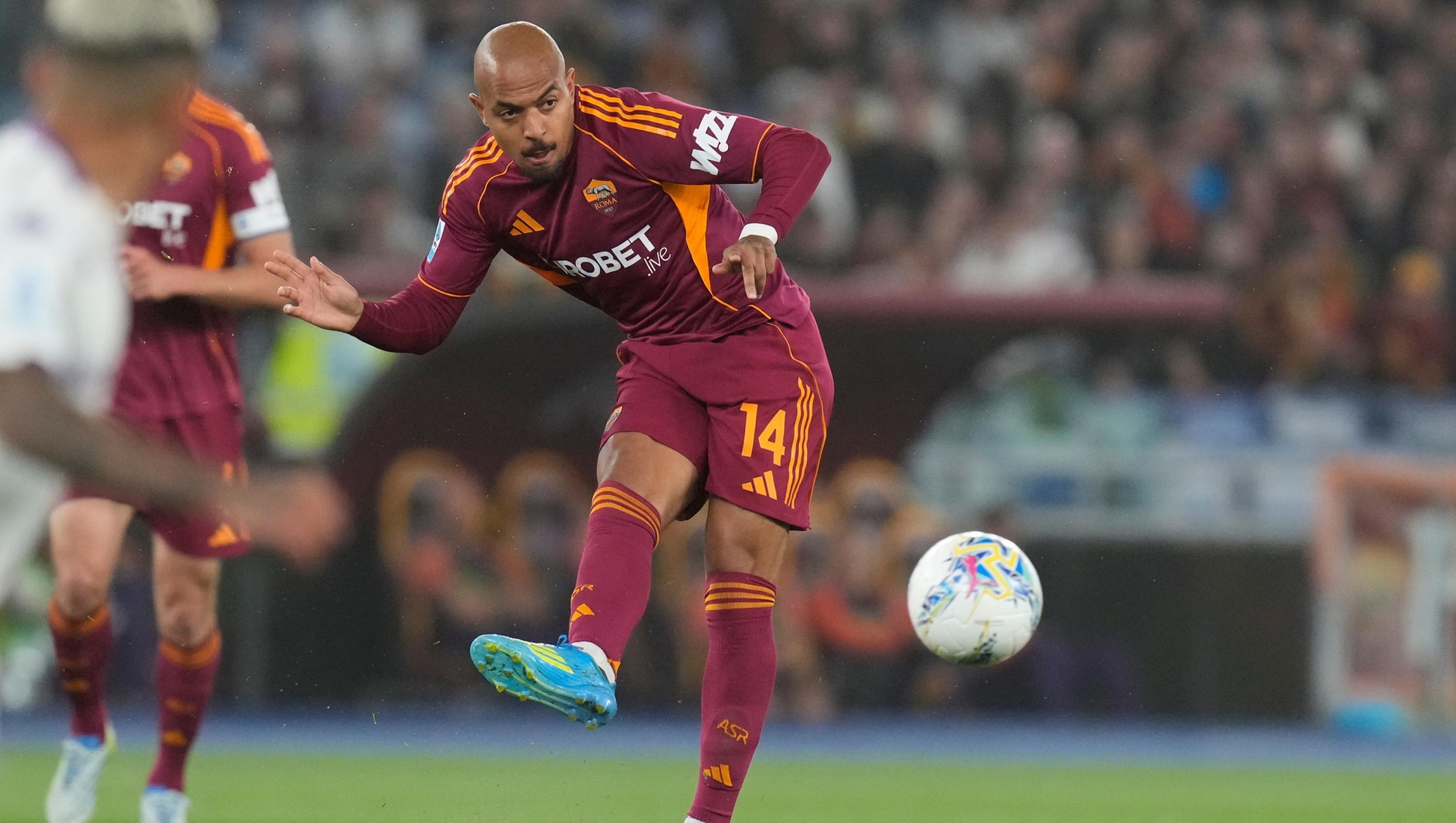 Roma's Donyell Malen kicks the ball during the Italian Serie A soccer match between Roma and Fiorentina in Rome, Monday, May 4, 2026. (AP Photo/Gregorio Borgia)