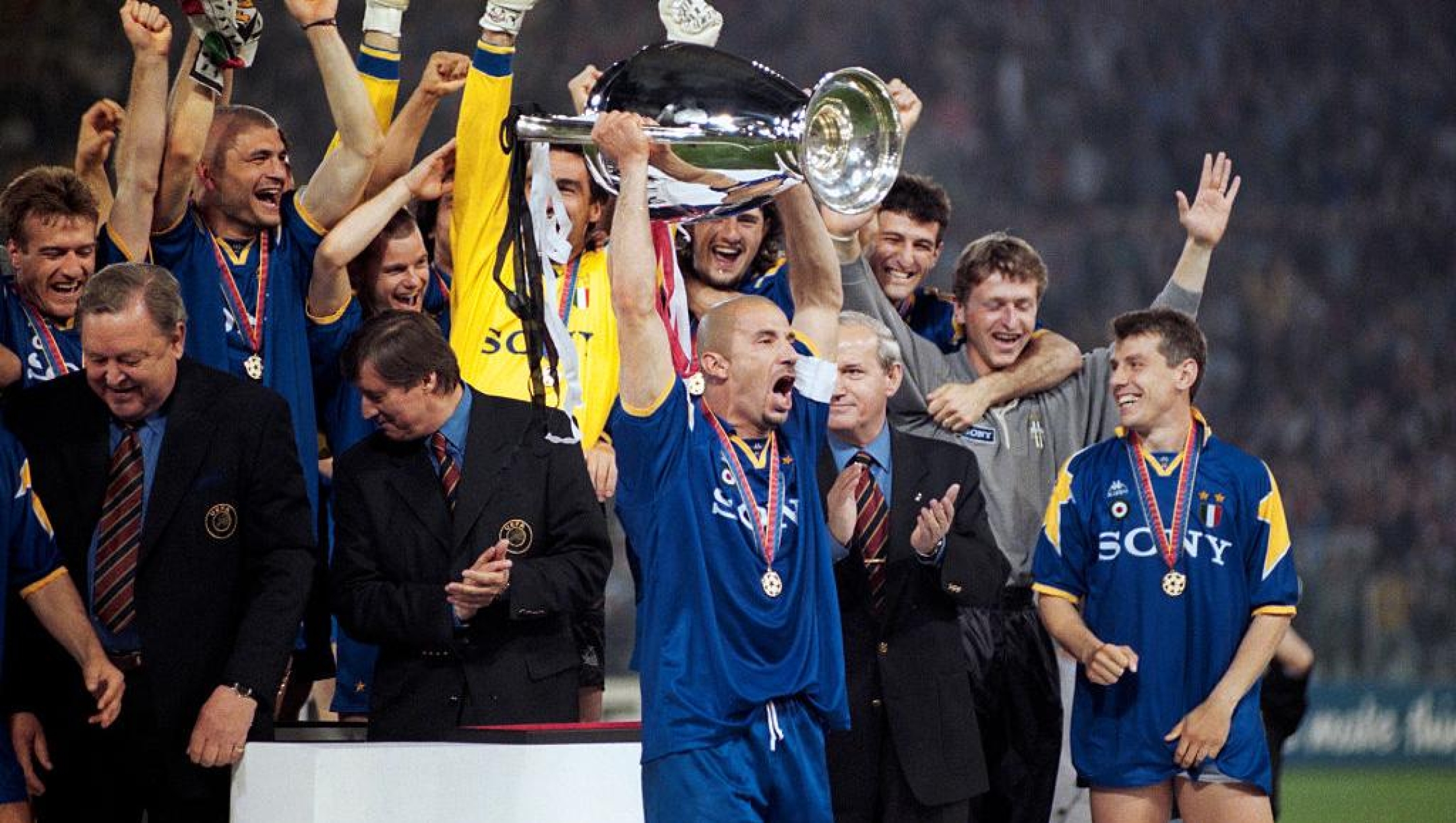  Gianluca Vialli of Juventus lifts the trophy as team mates celebrate after Juventus had beaten Ajax of Amsterdam on penalties to win the 1996 UEFA Champions League Final at Olympic Stadium on May 22nd in Rome, Italy. (Photo by Shaun Botterill/Allsport/Hulton Archive/Getty Images)