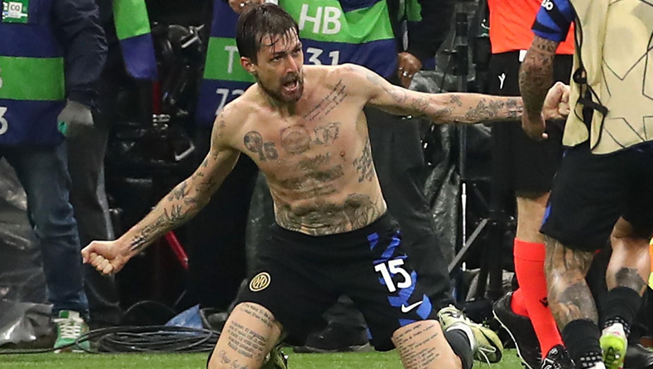  Francesco Acerbi of FC Internazionale celebrates after scoring their team's third goal during the UEFA Champions League 2024/25 Semi Final First Leg match between  FC Internazionale Milano and FC Barcelona at Giuseppe Meazza Stadium on May 06, 2025 in Milan, Italy. (Photo by Marco Luzzani/Getty Images)