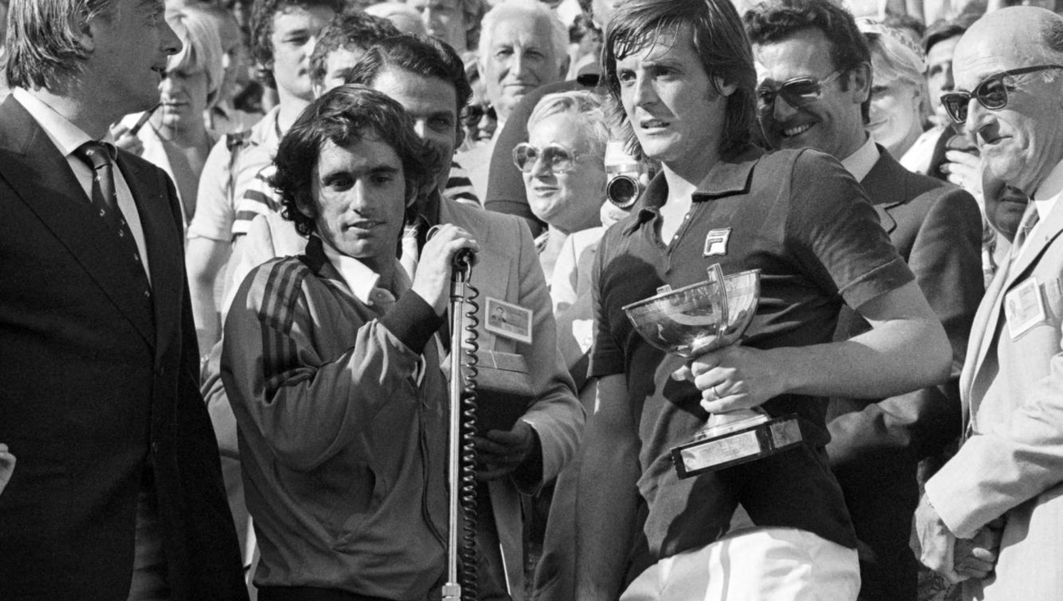 Italian Adriano Panatta (R) holds up her trophy after defeating US Harold Solomon at Roland Garros stadium during the French tennis Open, on June 13, 1976. It was Barker's 1st (and only) career Grand Slam title.   AFP PHOTO (Photo by STAFF / AFP)