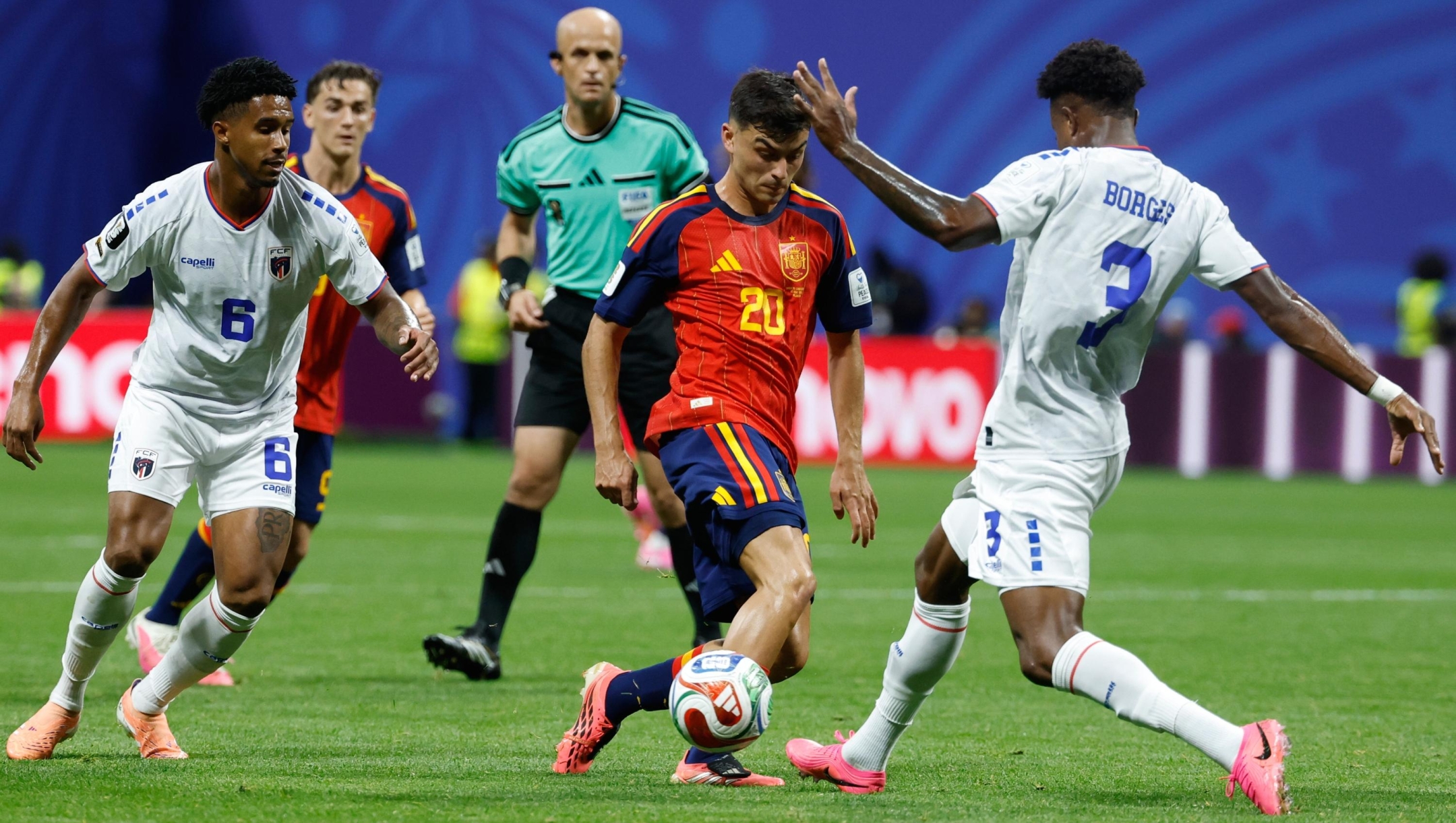 Spain's Pedri, left, and Cabo Verde's Diney Borges fight for the ball during the World Cup Group H soccer match between Spain and Cape Verde in Atlanta, Monday, June 15, 2026. (AP Photo/Erik S. Lesser)     Associated Press / LaPresse Only italy and spain