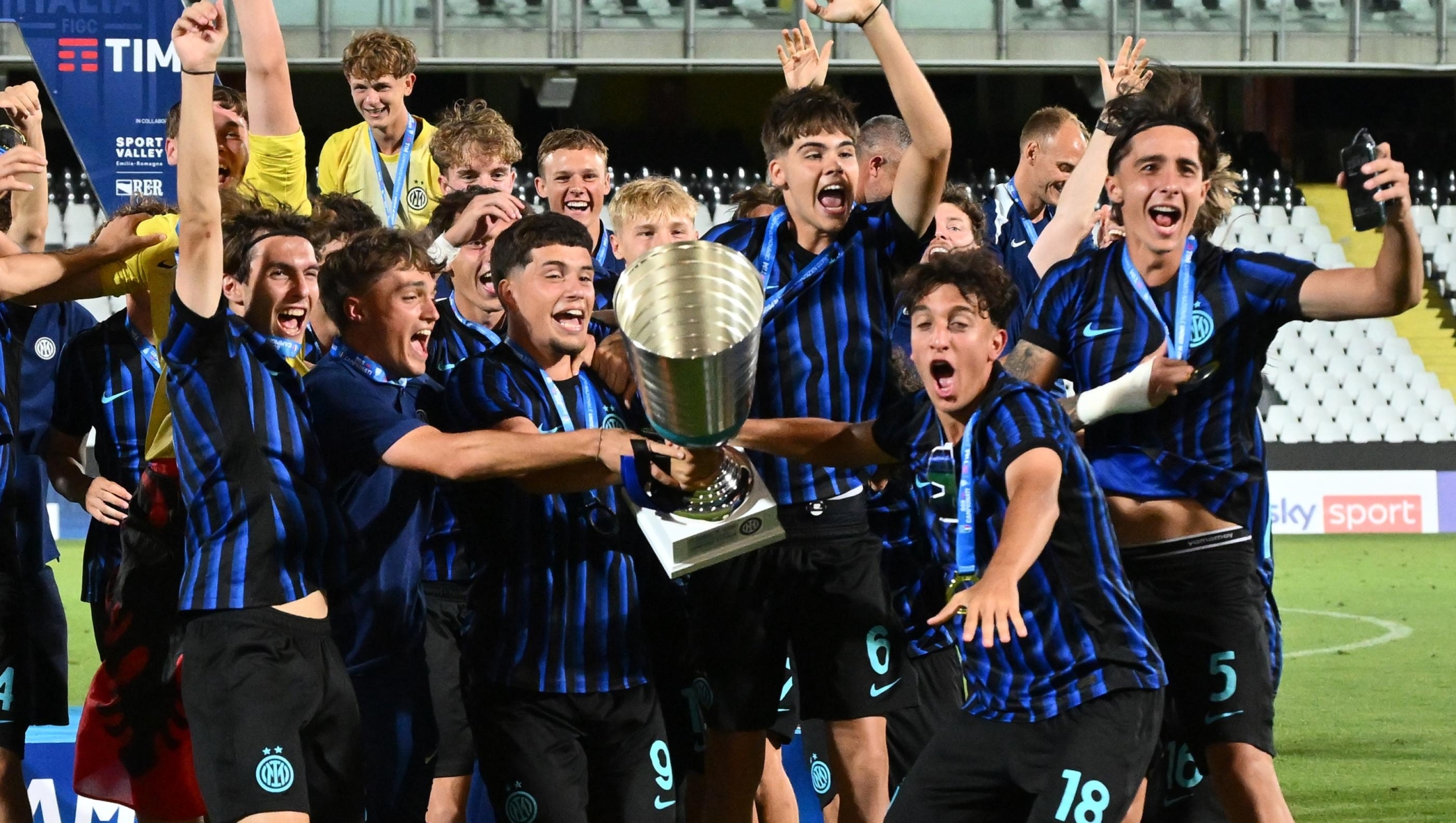  Players of FC Internazionale celebrate the victory after Bologna FC U18 v FC Internazionale U18 - Under-18 National Professional Championship Final match at Dino Manuzzi Stadium on June 13, 2026 in Cesena, Italy. (Photo by Giuseppe Bellini - Inter/Inter via Getty Images)