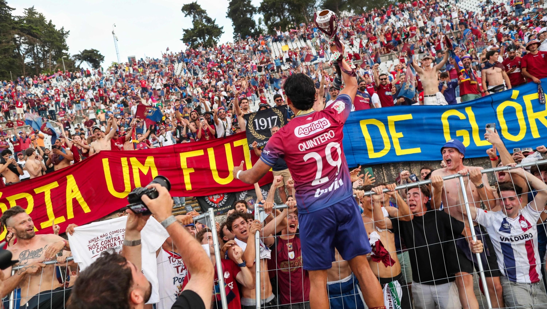 Torreense's Colombianforward #29 Luis Quintero celebrates with the cup after the 'Taca de Portugal' (Portugal's Cup) final football match between Sporting CP and SCU Torreense at Jamor Stadium in Oeiras, on May 24, 2026. (Photo by PEDRO ROCHA / AFP)