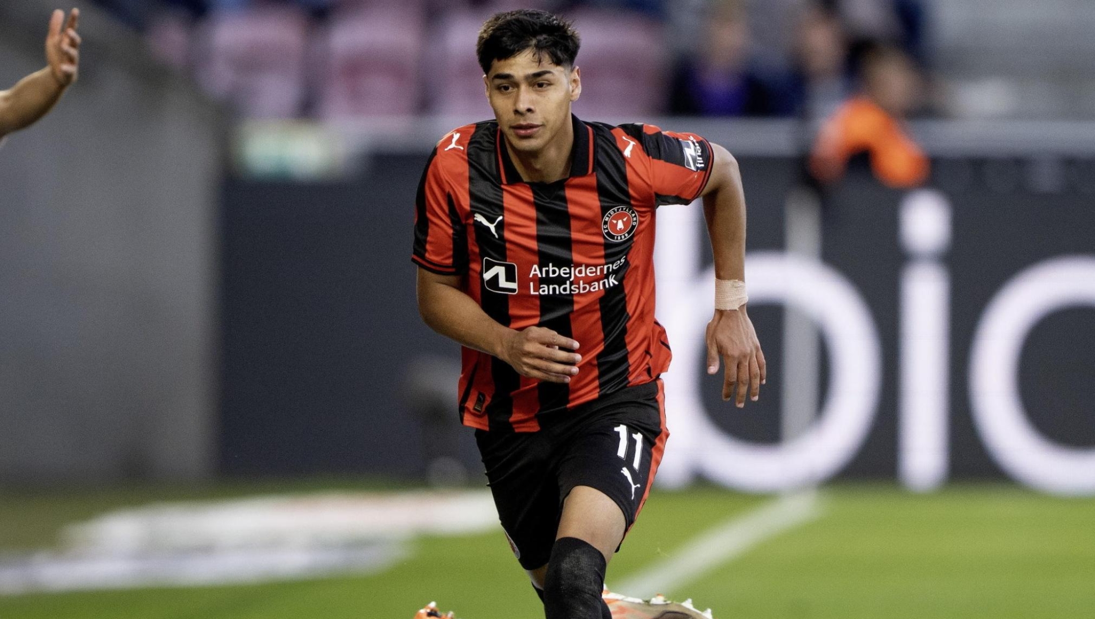 epa12314748 (R-L) FC Midtjylland's Dario Osorio in action with KuPS Taneli Hamalainen and Jaakko Oksanen during the UEFA Europa League qualifying match between FC Midtjylland and KuPS at MCH Arena in Herning, Denmark, 21 August 2025.  EPA/Bo Amstrup DENMARK OUT