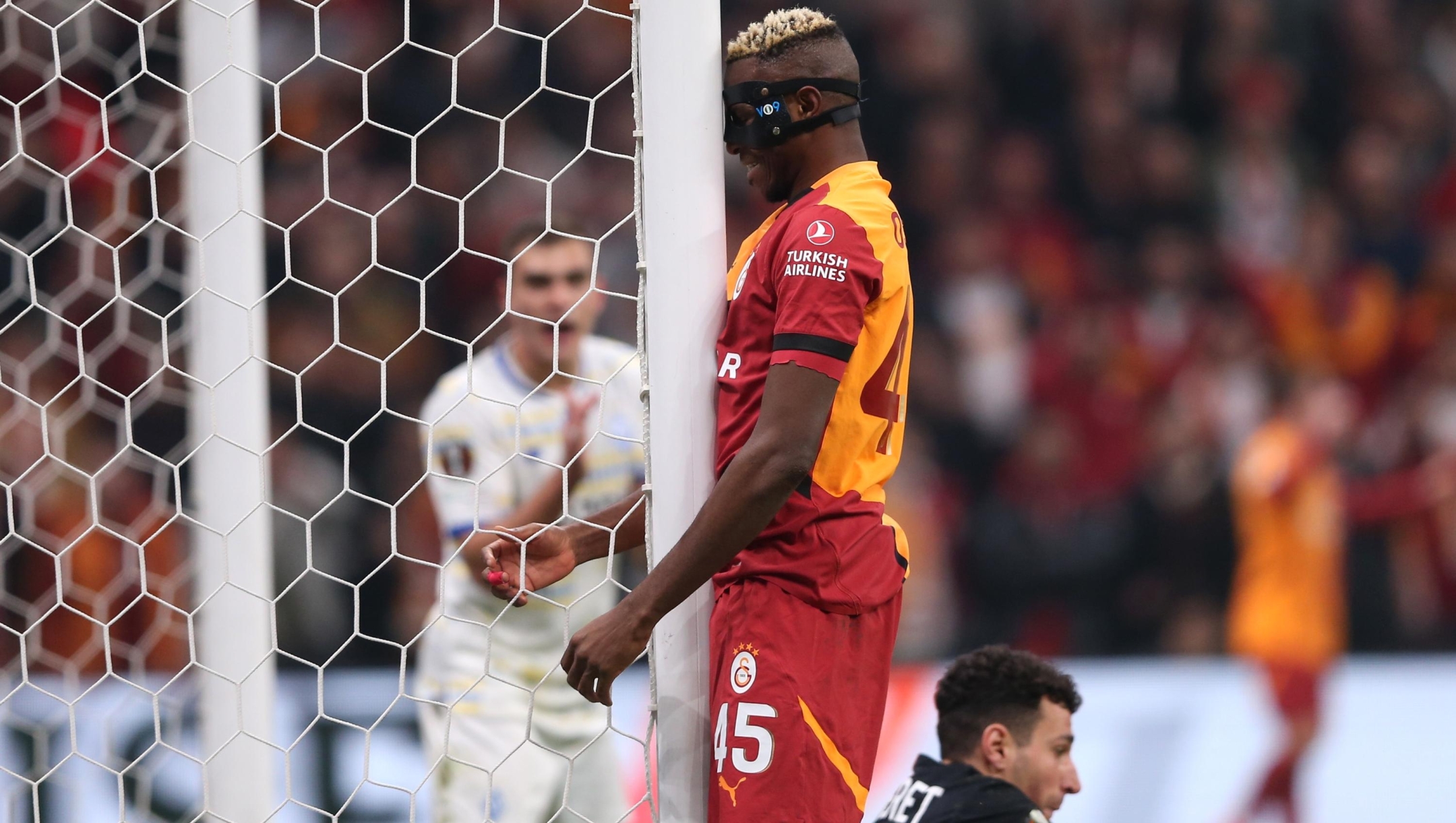  Victor Osimhen of Galatasaray reacts to a missed chance during the UEFA Europa League 2024/25 League Phase MD7 match between Galatasaray A.S. and FC Dynamo Kyiv at Ali Sami Yen Spor Kompleksi on January 21, 2025 in Istanbul, Turkey. (Photo by Ahmad Mora/Getty Images)