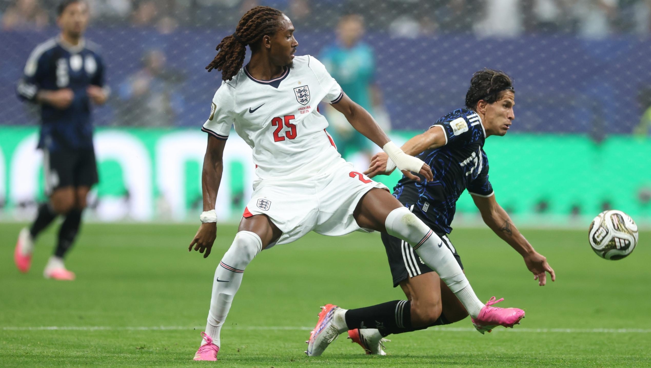  Djed Spence #25 of England  and Giuliano Simeone #17 of Argentina  during the FIFA World Cup 2026 Semi Final match between England and Argentina at Atlanta Stadium on July 15, 2026 in Atlanta, Georgia. (Photo by Richard Pelham/Getty Images)