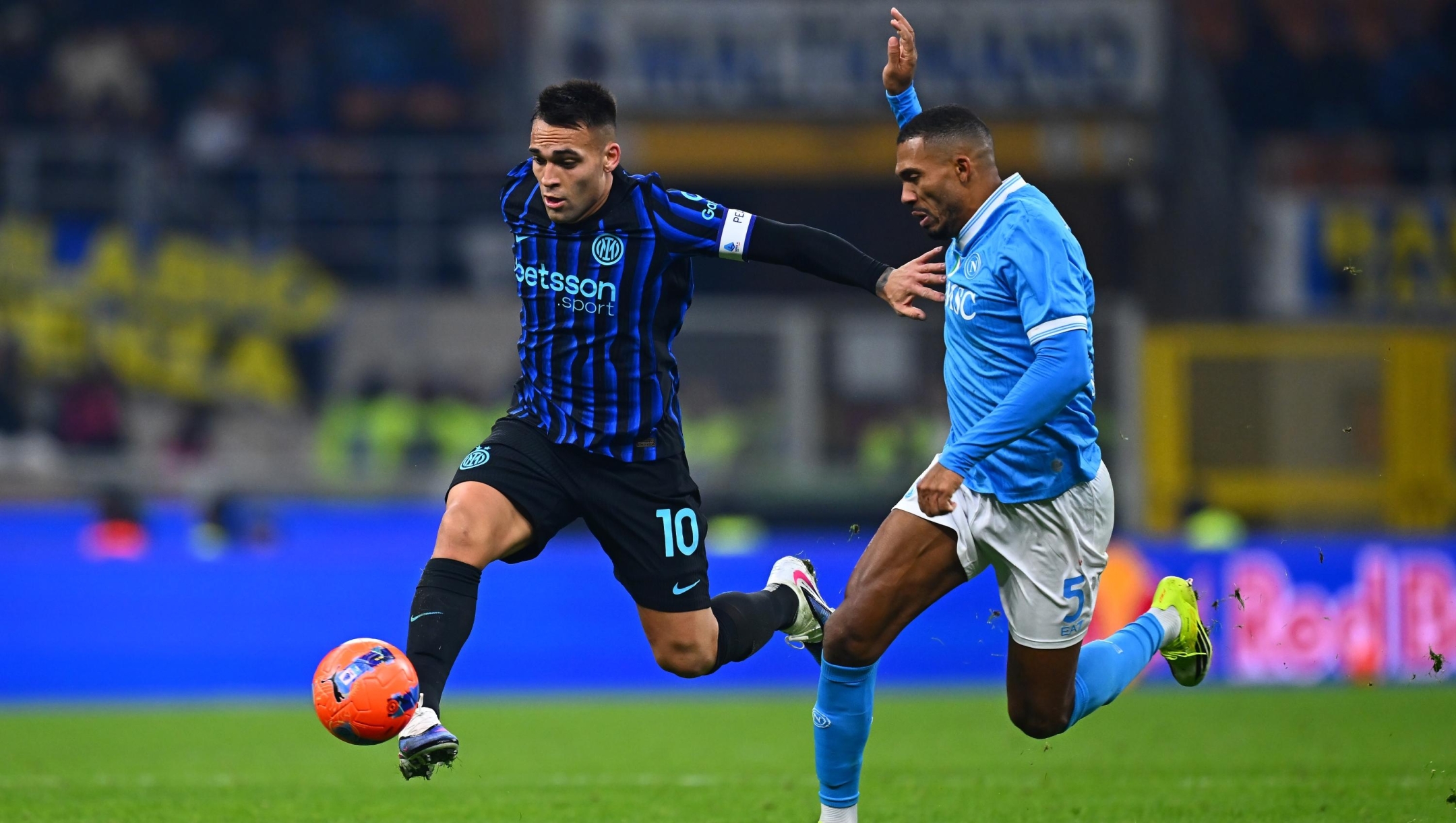  Lautaro Martinez of FC Internazionale drives the ball against Juan Jesus of SSC Napoli during the Serie A match between FC Internazionale and SSC Napoli at Giuseppe Meazza Stadium on January 11, 2026 in Milan, Italy. (Photo by Mattia Pistoia - Inter/Inter via Getty Images)