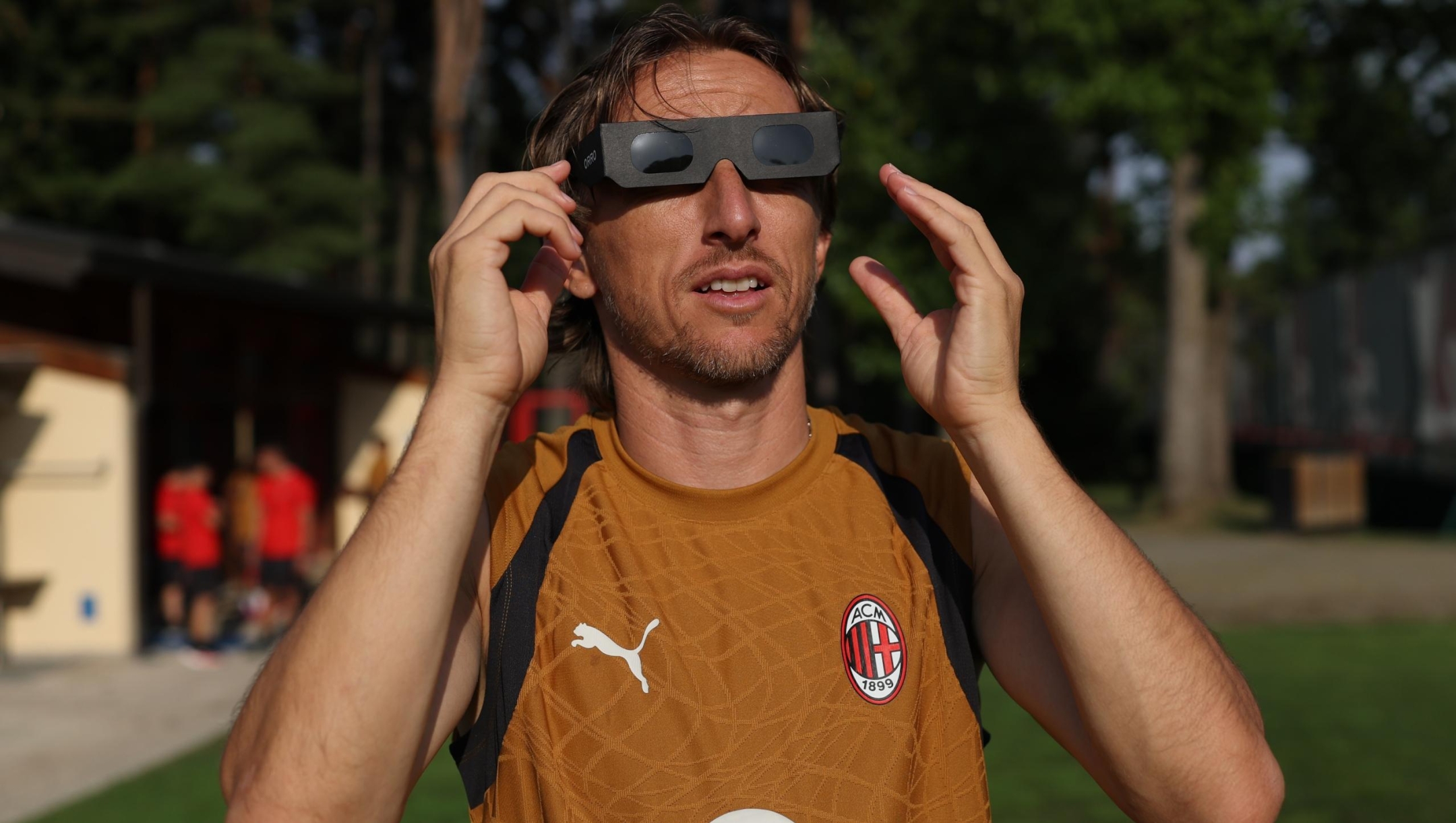  Luka Modric of AC Milan watches the solar eclipseduring AC Milan Training Session at Milanello on August 12, 2026 in Cairate, Italy. (Photo by Claudio Villa/AC Milan via Getty Images)
