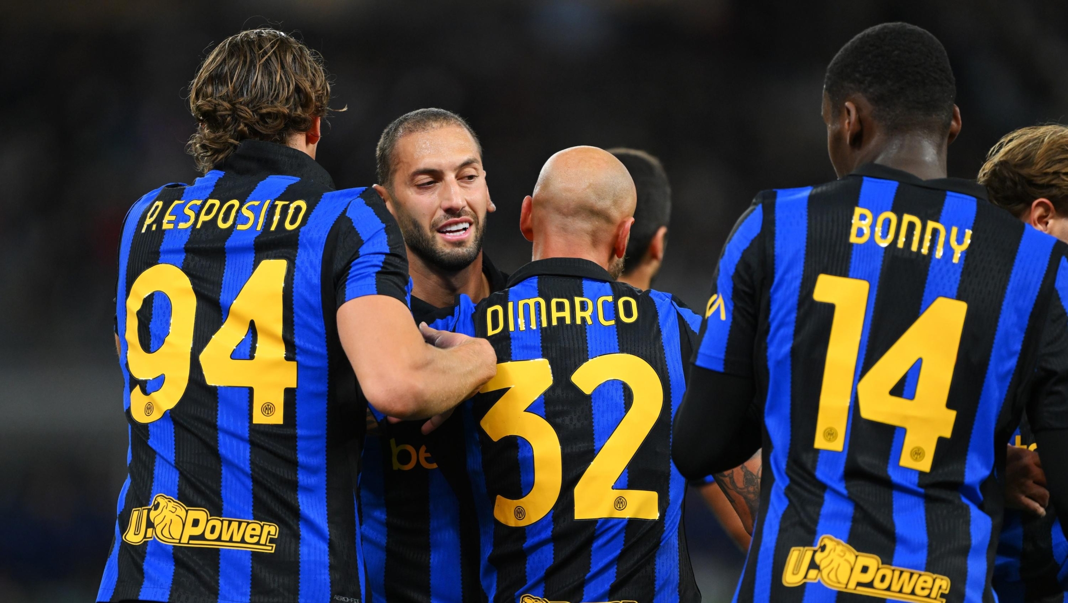  Federico Dimarco of FC Internazionale celebrates with teammates after scoring their team's first goal during the match between Juventus and FC Internazionale at Optus Stadium on August 08, 2026 in Perth, Australia. (Photo by Francesco Scaccianoce - Inter/Inter via Getty Images)