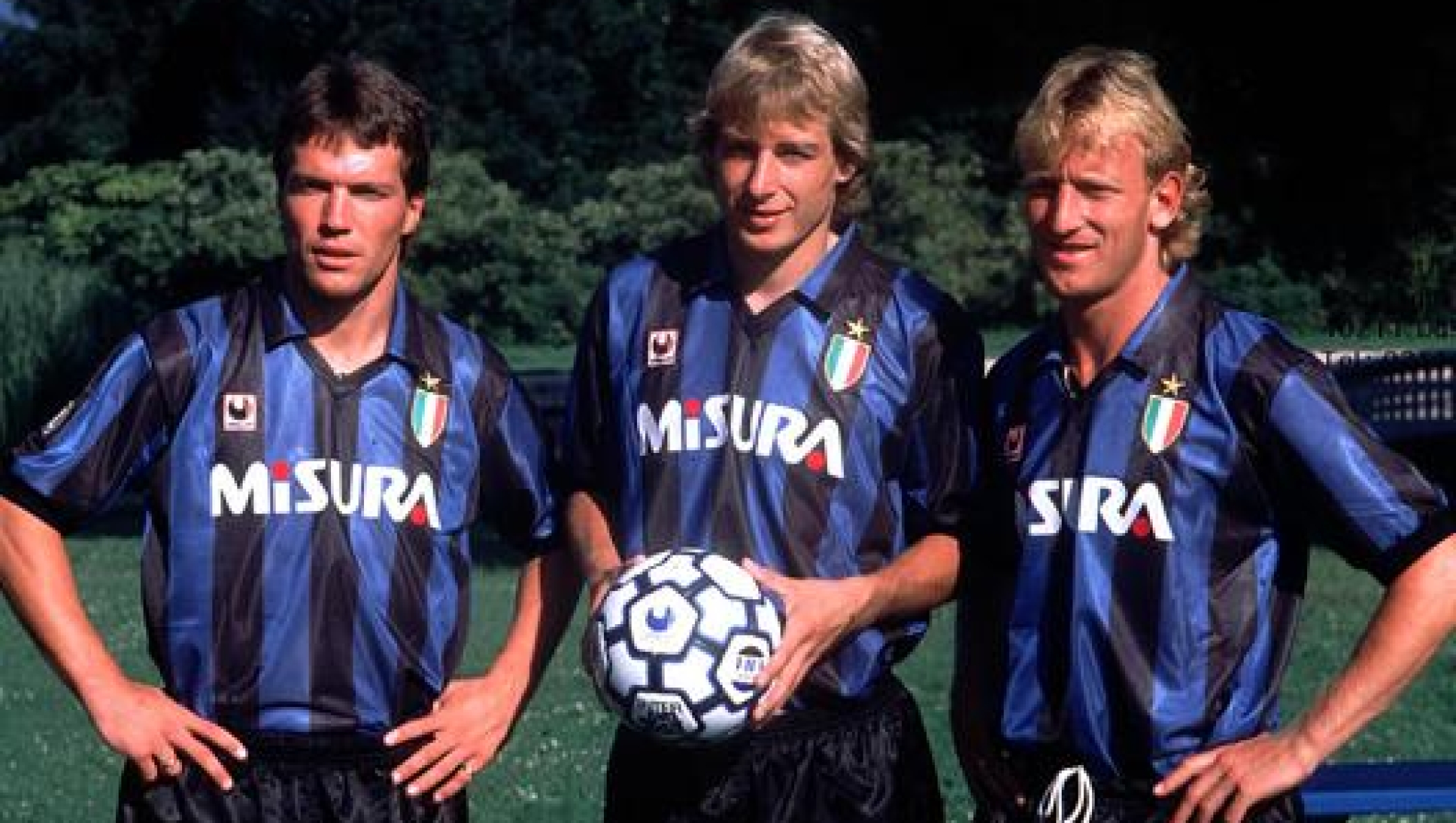 Matthäus, Klinsmann e Brehme in posa con la maglia scudettata e il pallone firmato Uhlsport