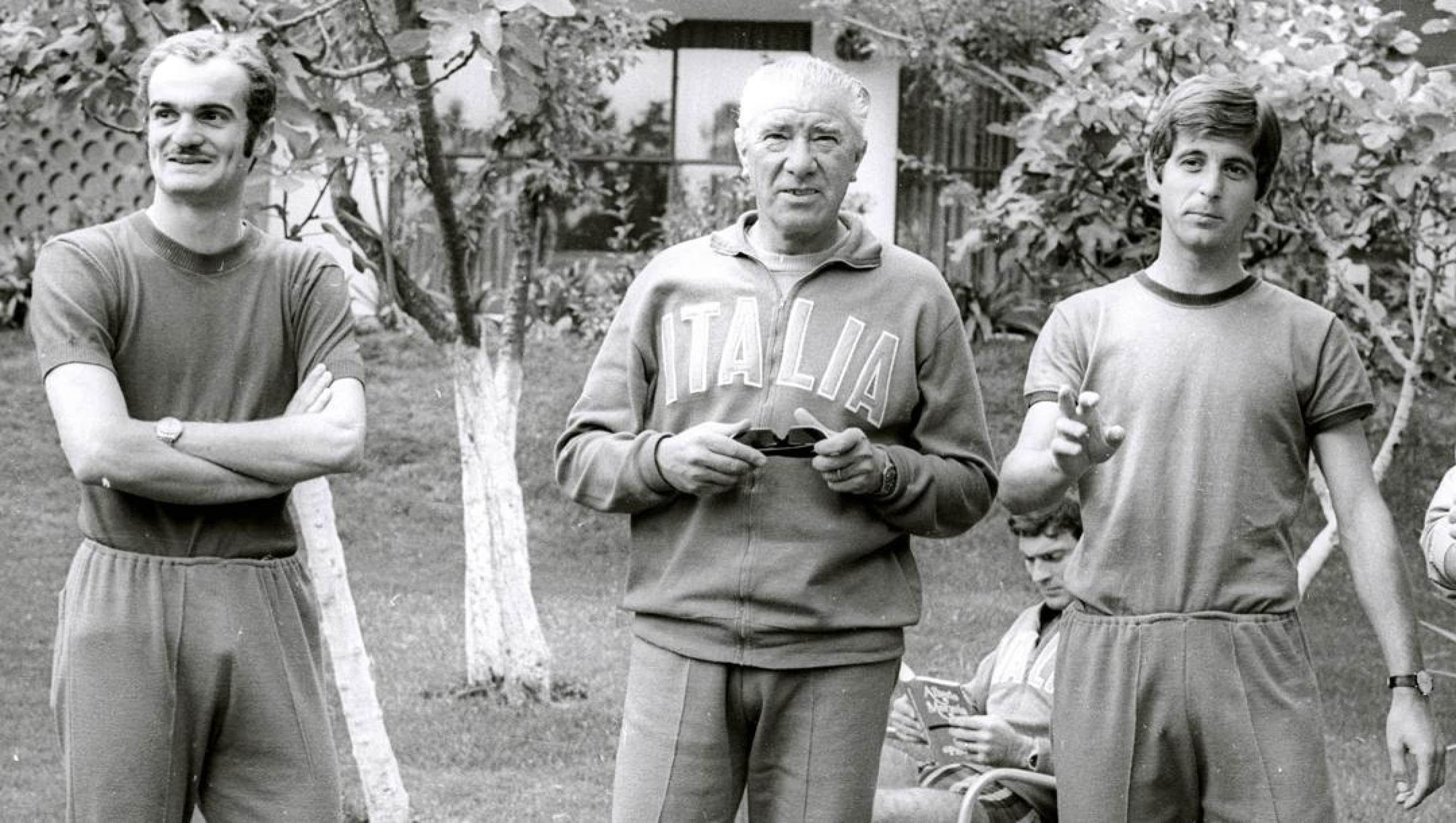 Ferruccio Valcareggi (c) in una foto con Sandro Mazzola (a sin.) e Gianni Rivera. Ansa