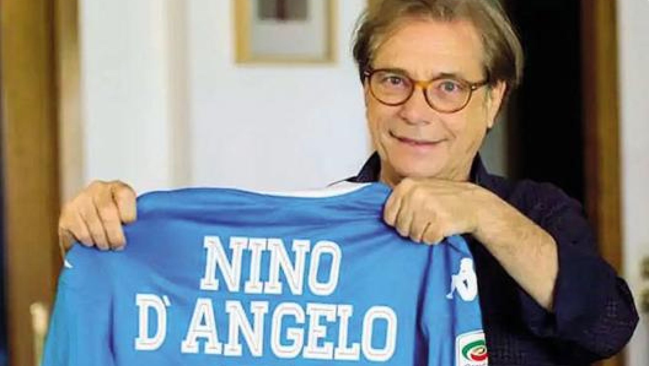 Nino D'Angelo con la maglia personalizzata del Napoli