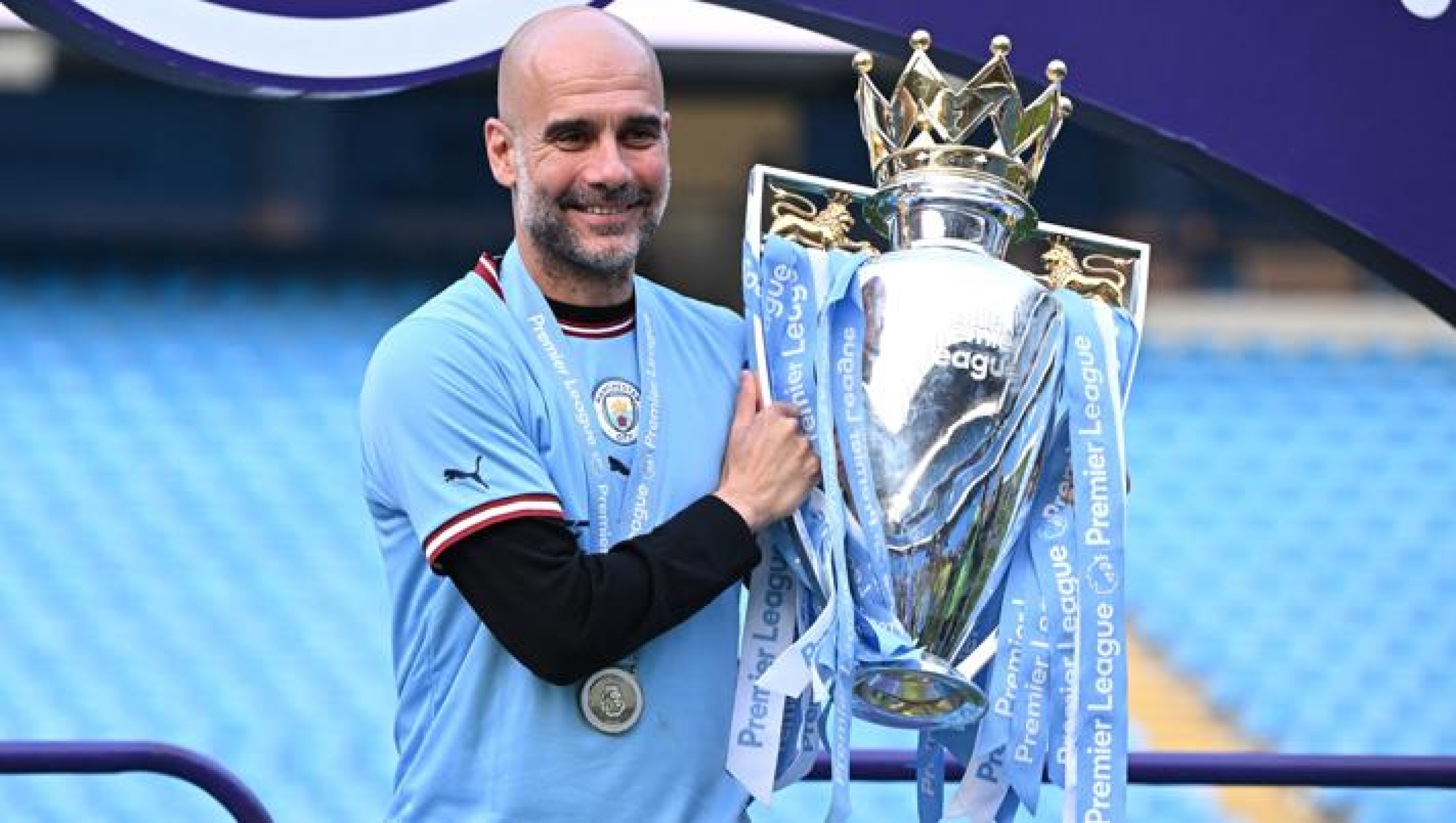 Pep Guardiola con la Premier appena vinta AFP