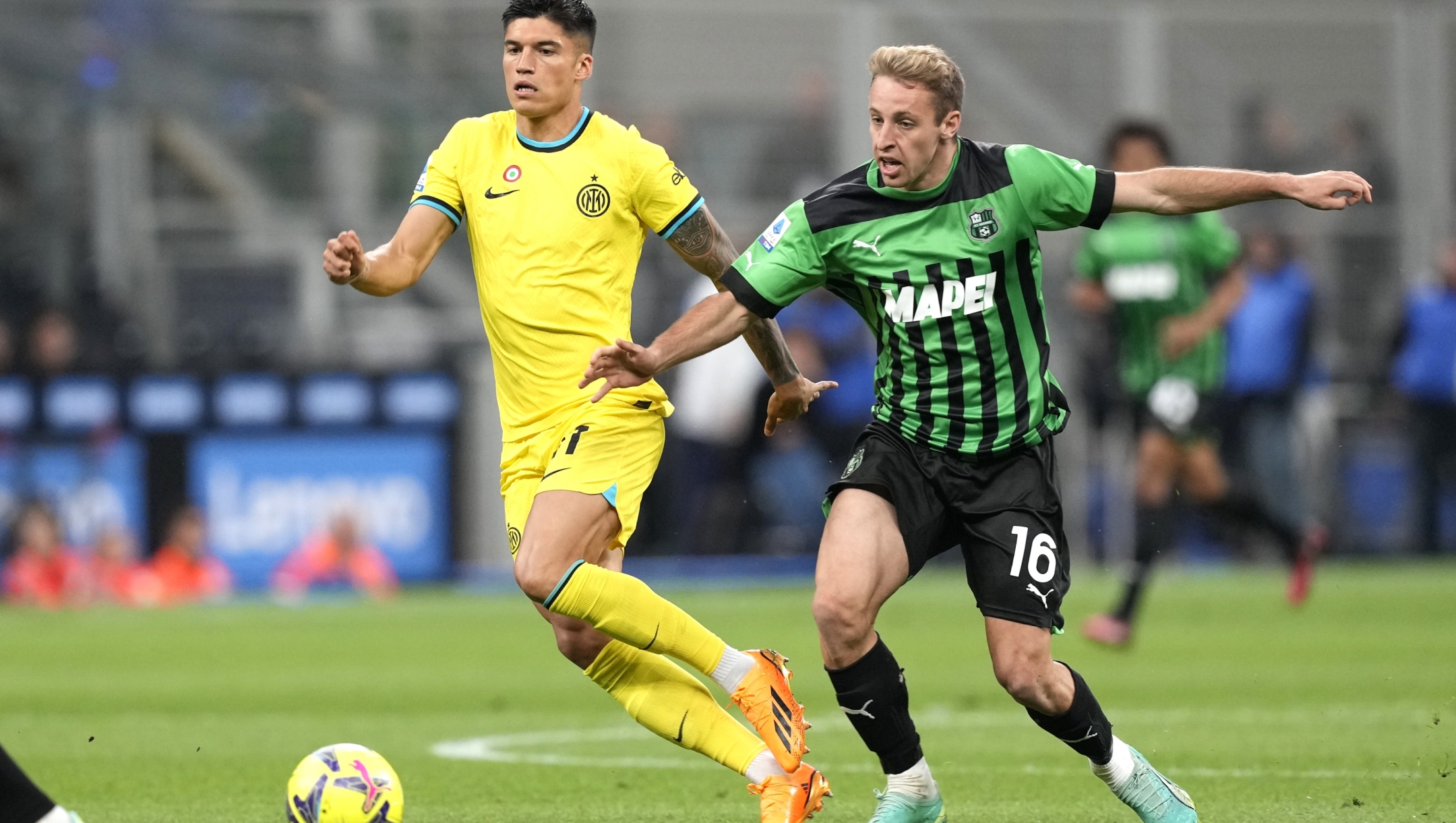 Inter Milan's Joaquin Correa, left, challenges for the ball with Sassuolo's Davide Frattesi during the Serie A soccer match between Inter Milan and Sassuolo at the San Siro Stadium, in Milan, Italy, Saturday, May 13 2023. (AP Photo/Antonio Calanni)