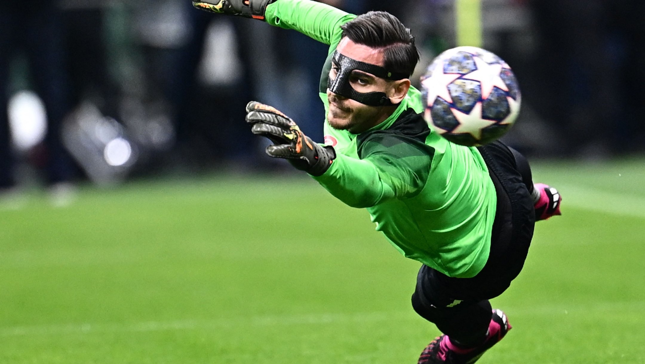 TOPSHOT - Napoli's Italian goalkeeper Alex Meret warms up prior to the UEFA Champions League quarter-finals first leg football match between AC Milan and SSC Napoli on April 12, 2023 at the San Siro stadium in Milan. (Photo by GABRIEL BOUYS / AFP)