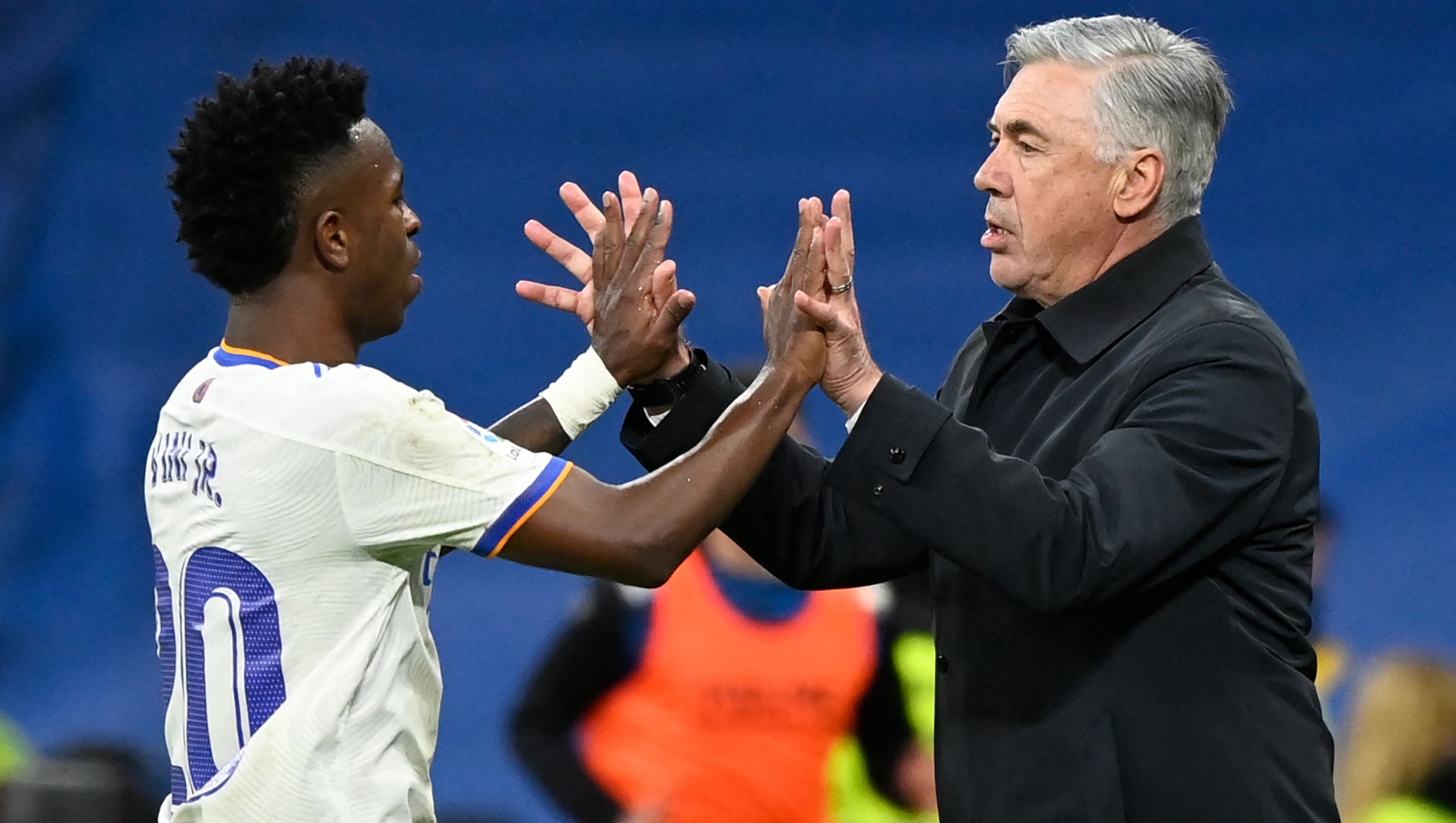 (FILES) Real Madrid's Brazilian forward Vinicius Junior (L) celebrates with Real Madrid's Italian coach Carlo Ancelotti after scoring a goal during the Spanish league football match between Real Madrid CF and Deportivo Alaves at the Santiago Bernabeu stadium in Madrid on February 19, 2022. Italian Carlo Ancelotti will be the coach of Brazil from the Copa America 2024, which will be played in June-July in the United States, once his contract with Real Madrid ends, a source from the Brazilian Football Confederation (CBF) told AFP on July 4, 2023. The entity confirmed minutes that Brazilian Fernando Diniz, from Fluminense of Rio de Janeiro, will lead the five-time champions for a year, until 'Carletto' takes over as coach. (Photo by OSCAR DEL POZO / AFP)