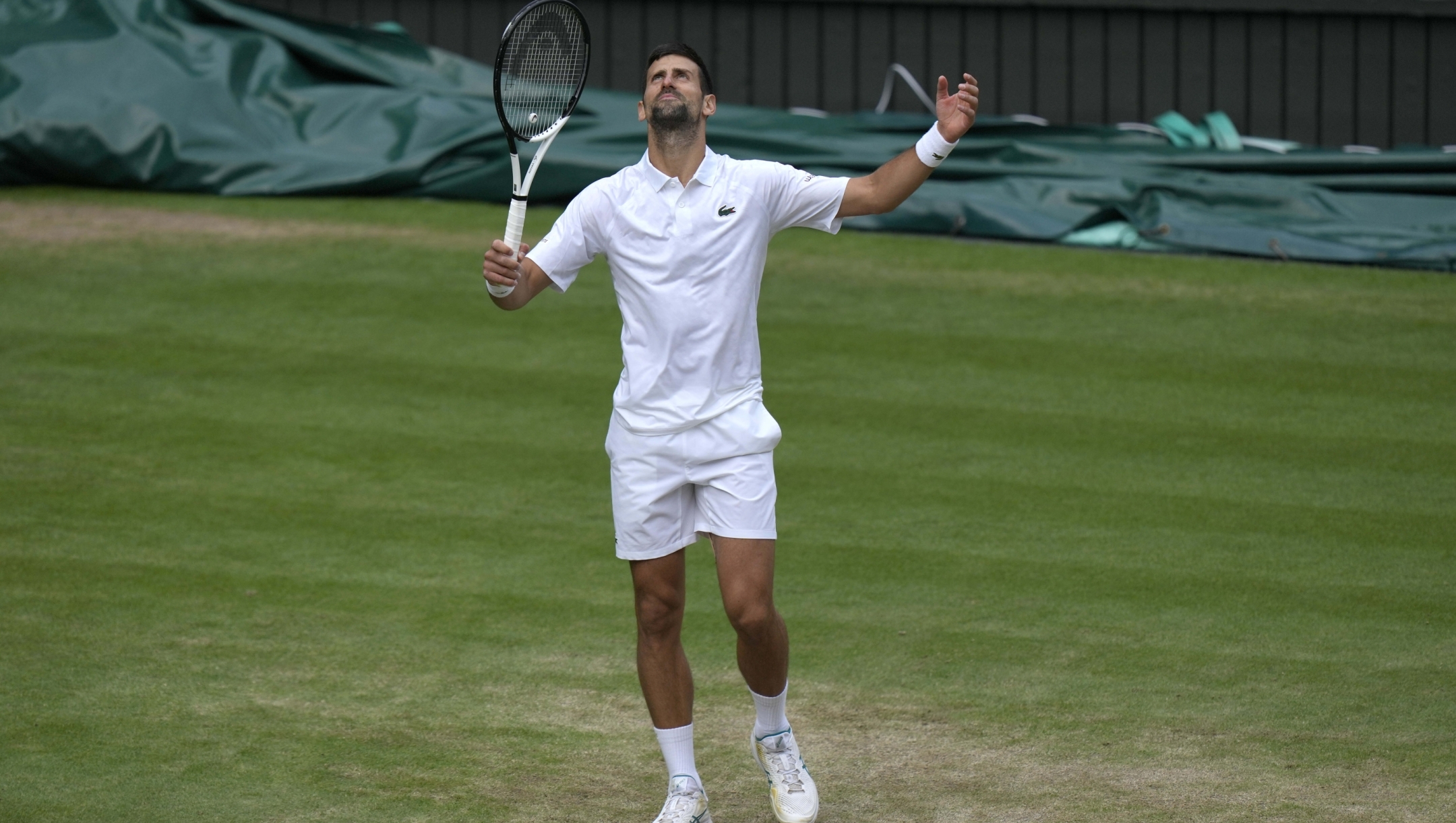 Serbia's Novak Djokovic reacts after missing a shot against Spain's Carlos Alcaraz in the final of the men's singles on day fourteen of the Wimbledon tennis championships in London, Sunday, July 16, 2023. (AP Photo/Alastair Grant)   Associated Press/LaPresse Only Italy and Spain