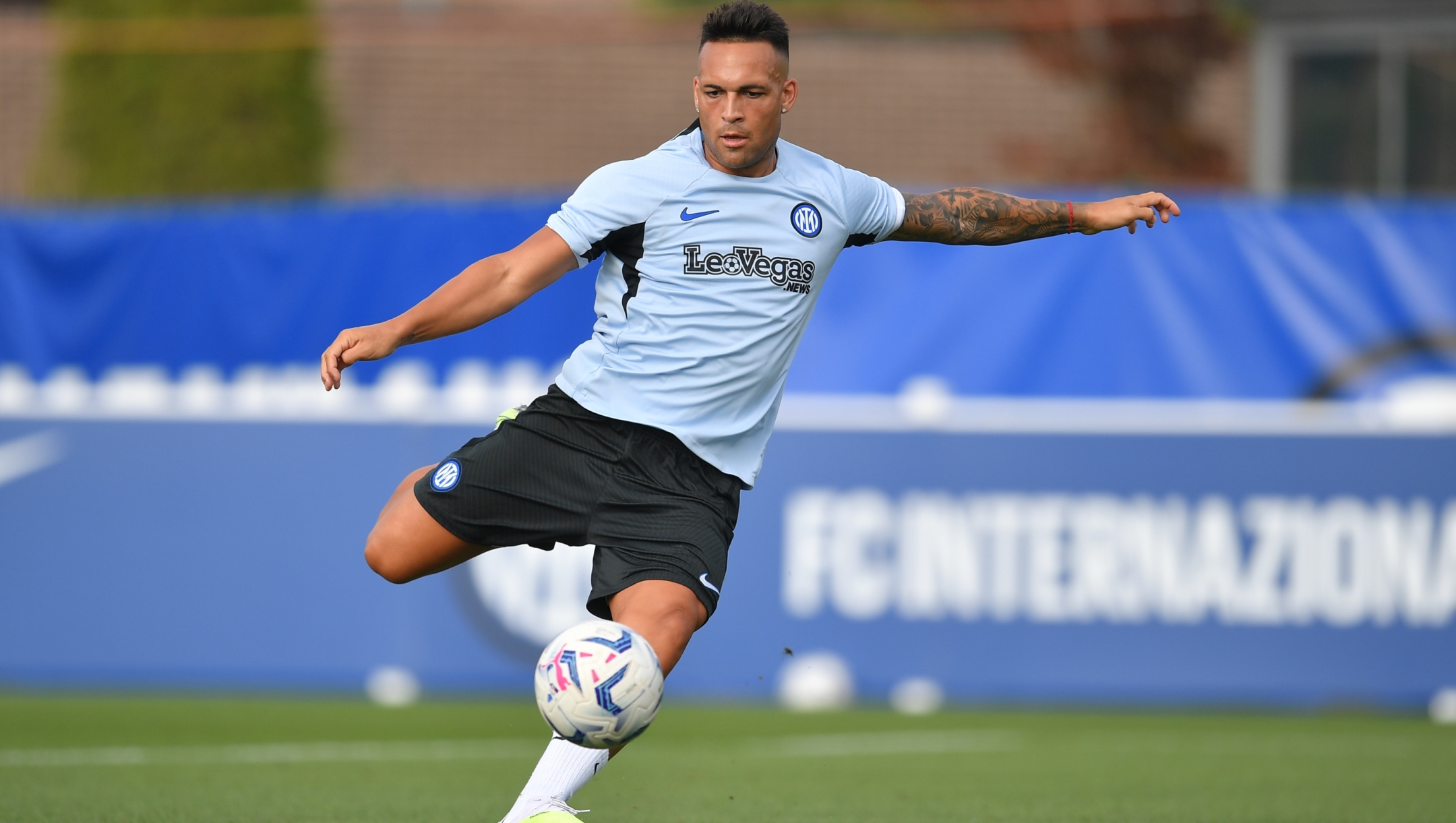 COMO, ITALY - JULY 19: Lautaro Martinez of FC Internazionale trains during the FC Internazionale training session at the club's training ground Suning Training Center at Appiano Gentile on July 19, 2023 in Como, Italy. (Photo by Mattia Pistoia - Inter/Inter via Getty Images)