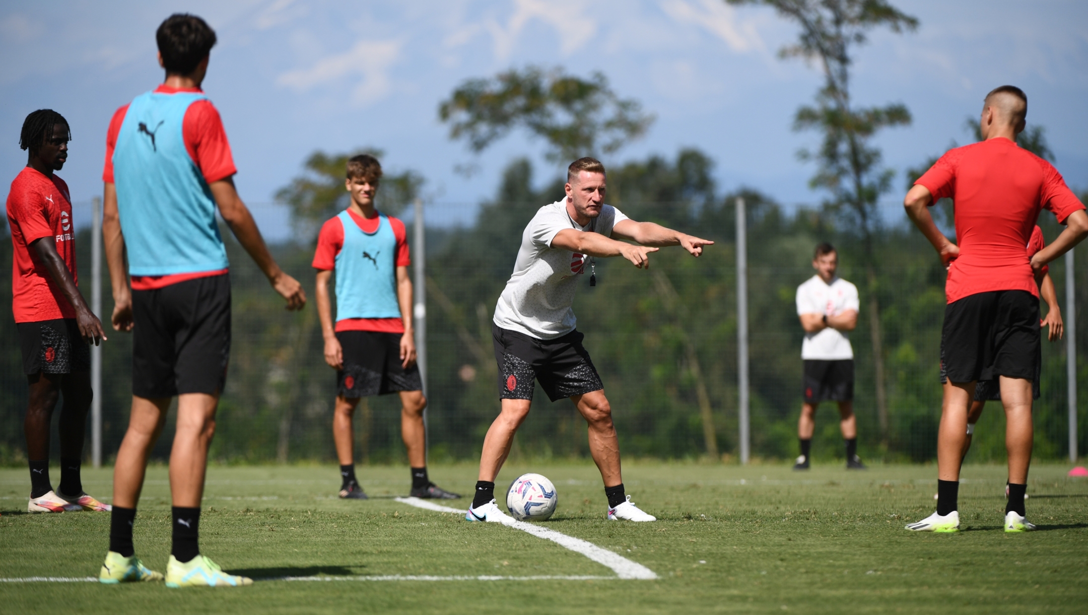 CAIRATE, ITALY - AUGUST 09: Head Coach Ignazio Abate of AC Milan U19 in action during an AC Milan U19 Training Session at Milanello on August 09, 2023 in Cairate, Italy. (Photo by Pier Marco Tacca/AC Milan via Getty Images)