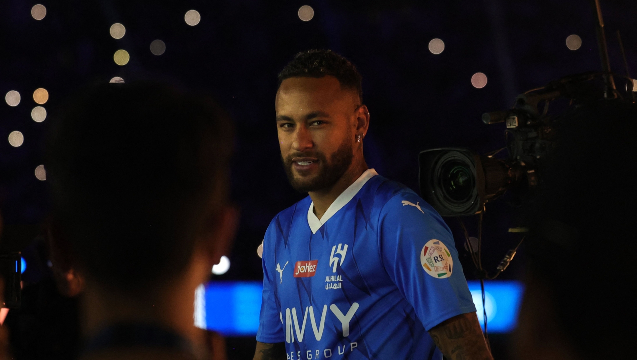 TOPSHOT - Brazilian superstar Neymar enters the pitch during his unveiling ceremony at Al-Hilal in Riyadh on August 19, 2023 as he becomes the latest world-famous footballer snapped up by the big-spending Saudi Pro League. (Photo by Fayez Nureldine / AFP)