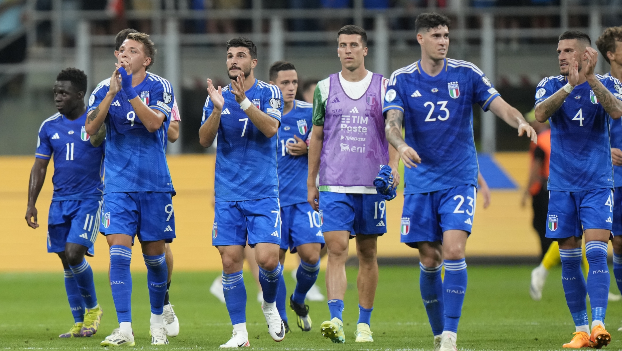 Italy's players applaud fans at the end of the Euro 2024 group C qualifying soccer match between Italy and Ukraine at the San Siro stadium, in Milan, Italy, Tuesday, Sept.12, 2023. (AP Photo/Luca Bruno)