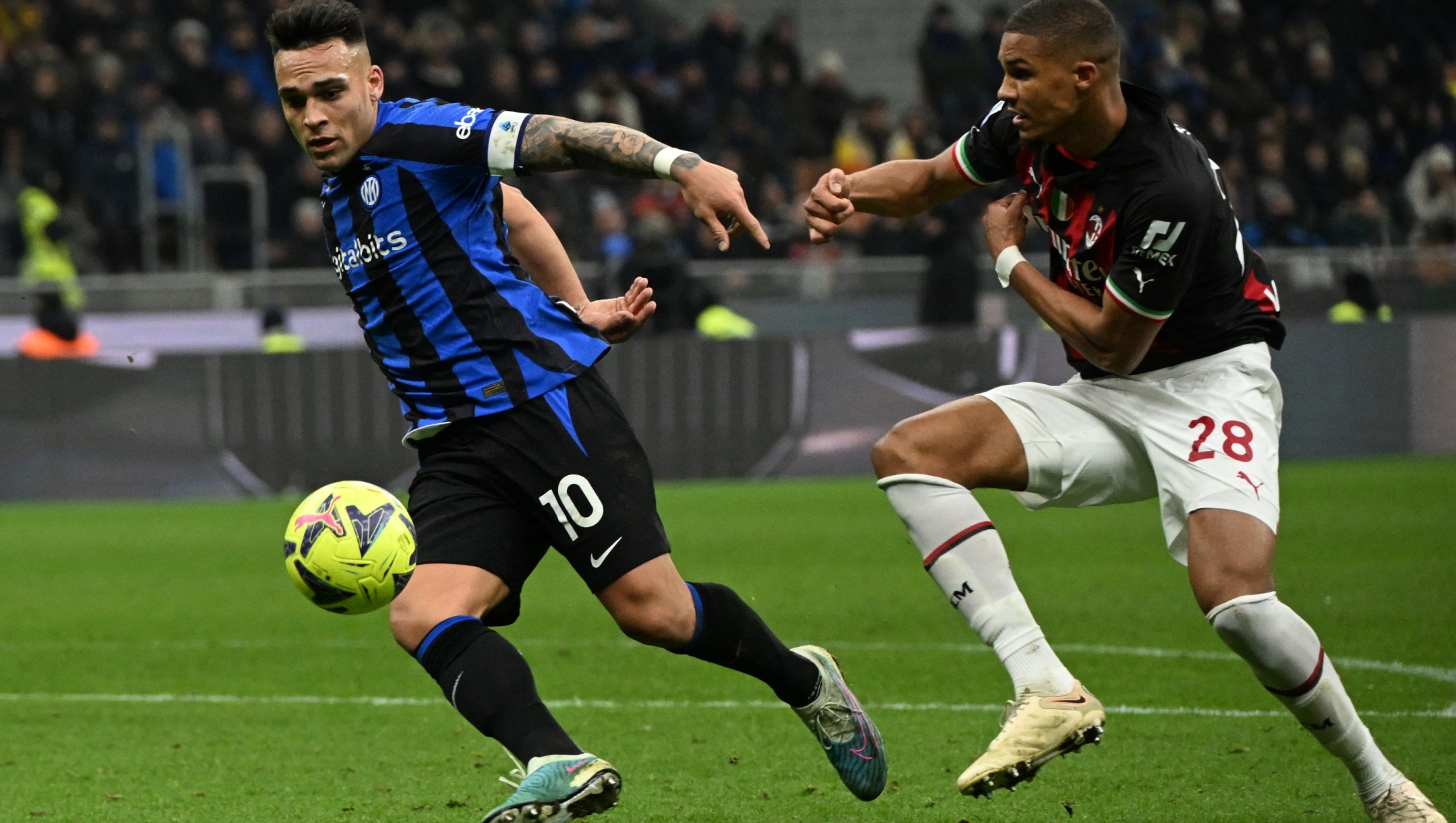 Inter Milan's Argentinian forward Lautaro Martinez outruns AC Milan's German-Finnish defender Malick Thiaw (R) during the Italian Serie A football match between Inter and AC Milan on February 5, 2023 at the San Siro stadium in Milan. (Photo by MIGUEL MEDINA / AFP)
