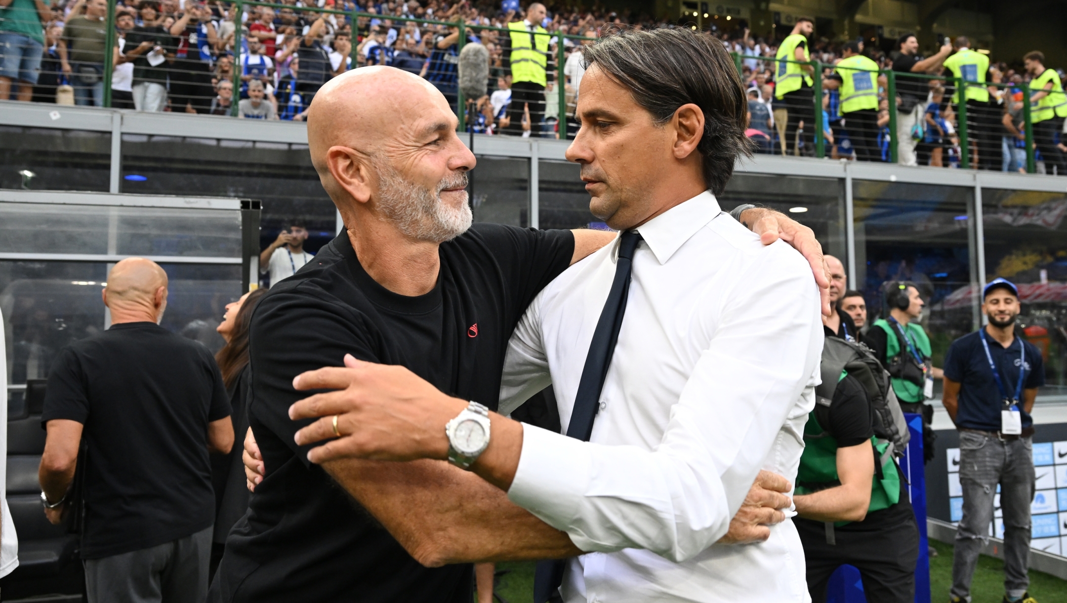 MILAN, ITALY - SEPTEMBER 16:  Head coach of AC Milan Stefano Pioli (L) greets coach of FC Internazionale Simone Inzaghi before the Serie A TIM match between FC Internazionale and AC Milan at Stadio Giuseppe Meazza on September 16, 2023 in Milan, Italy. (Photo by Claudio Villa/AC Milan via Getty Images)