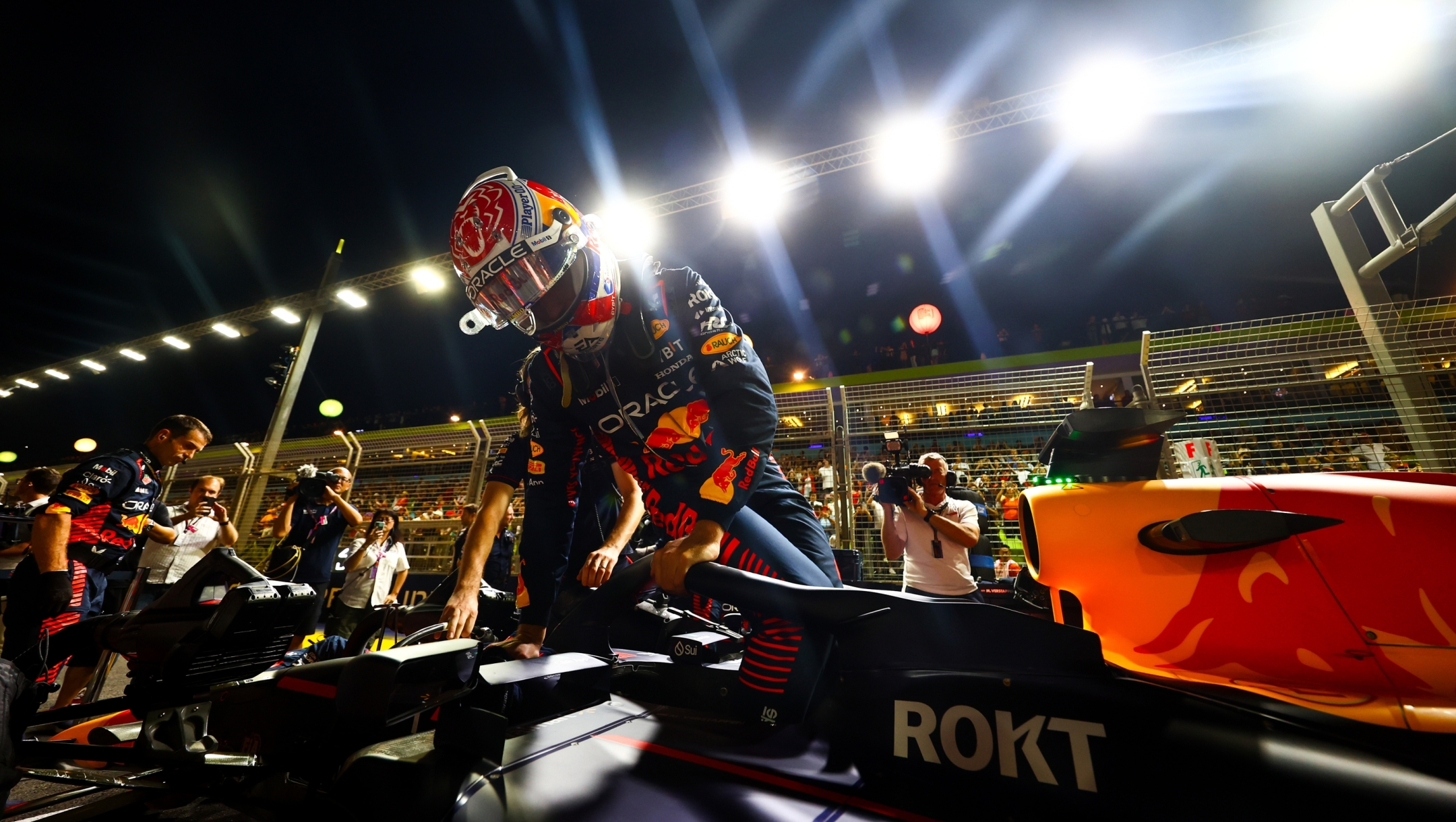 SINGAPORE, SINGAPORE - SEPTEMBER 17: Max Verstappen of the Netherlands and Oracle Red Bull Racing prepares to drive on the grid prior to the F1 Grand Prix of Singapore at Marina Bay Street Circuit on September 17, 2023 in Singapore, Singapore. (Photo by Mark Thompson/Getty Images)