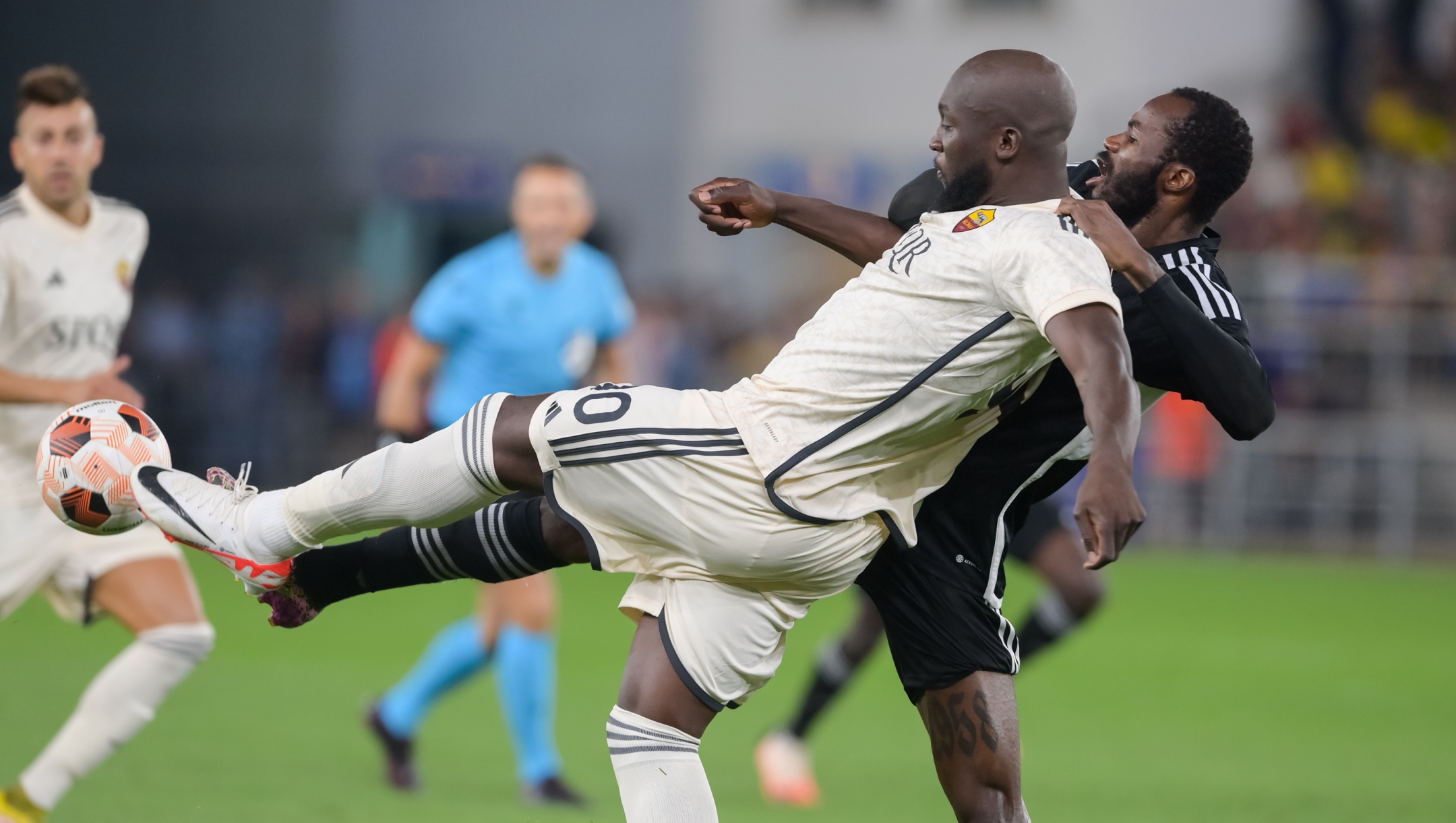 TIRASPOL, MOLDOVA - SEPTEMBER 21: Romelu Lukaku of AS Roma competes for the ball during the UEFA Europa League 2023/24 match between FC Sheriff Tiraspol at Arena Sheriff on September 21, 2023 in Tiraspol, Moldova. (Photo by Fabio Rossi/AS Roma via Getty Images)