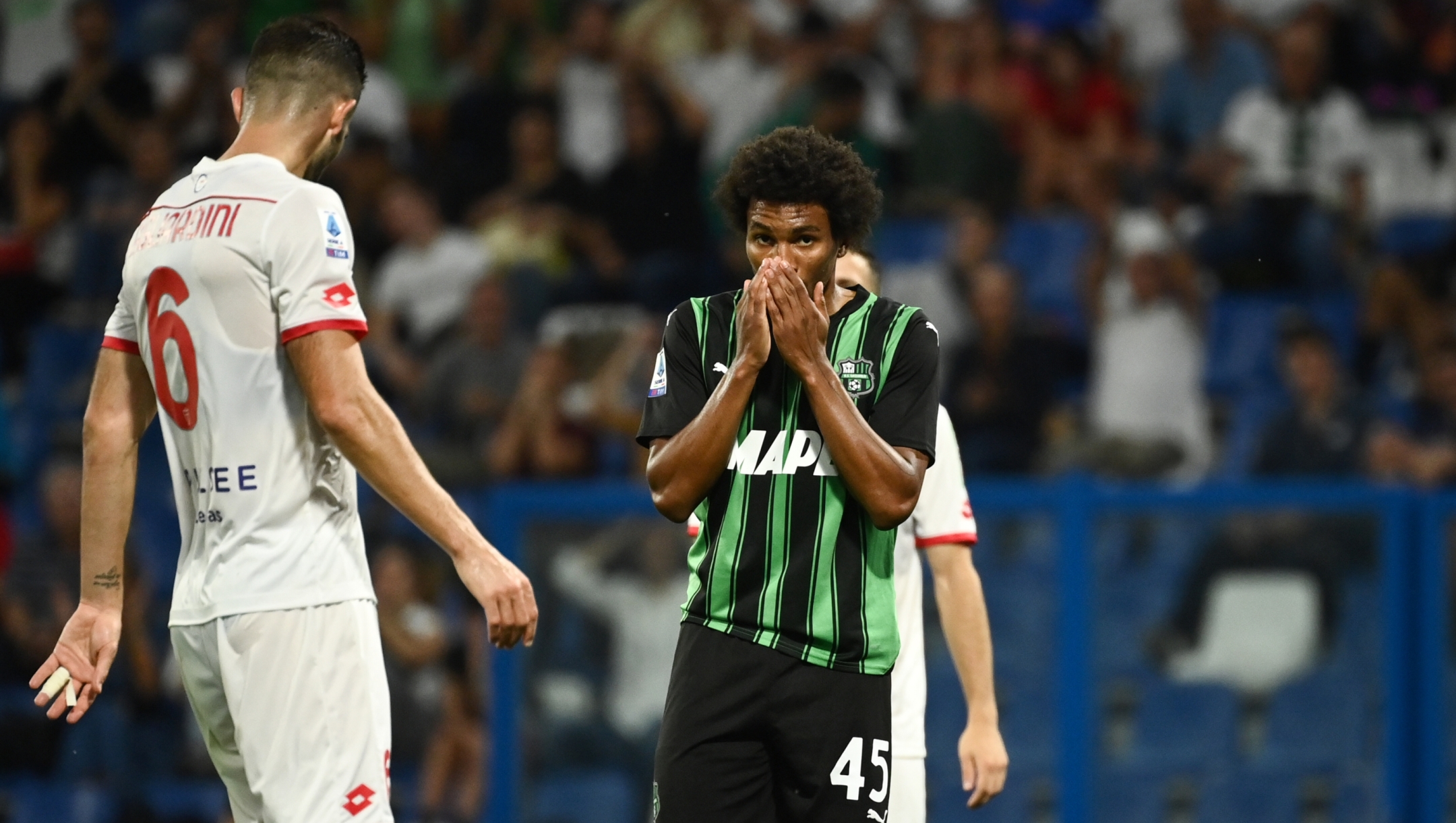 Foto Massimo Paolone/LaPresse 2 Ottobre 2023 - Reggio Emilia, Italia - sport, calcio - Sassuolo vs Monza - Campionato italiano di calcio Serie A TIM 2023/2024 - Stadio Mapei Città del Tricolore. Nella foto: Armand Lauriente (US Sassuolo) si dispera  October 2, 2023 Reggio Emilia, Italy - sport, calcio - Sassuolo vs Monza - Italian Serie A Football Championship 2023/2024 - Mapei Stadium. In the pic: Armand Lauriente (US Sassuolo) is desperates