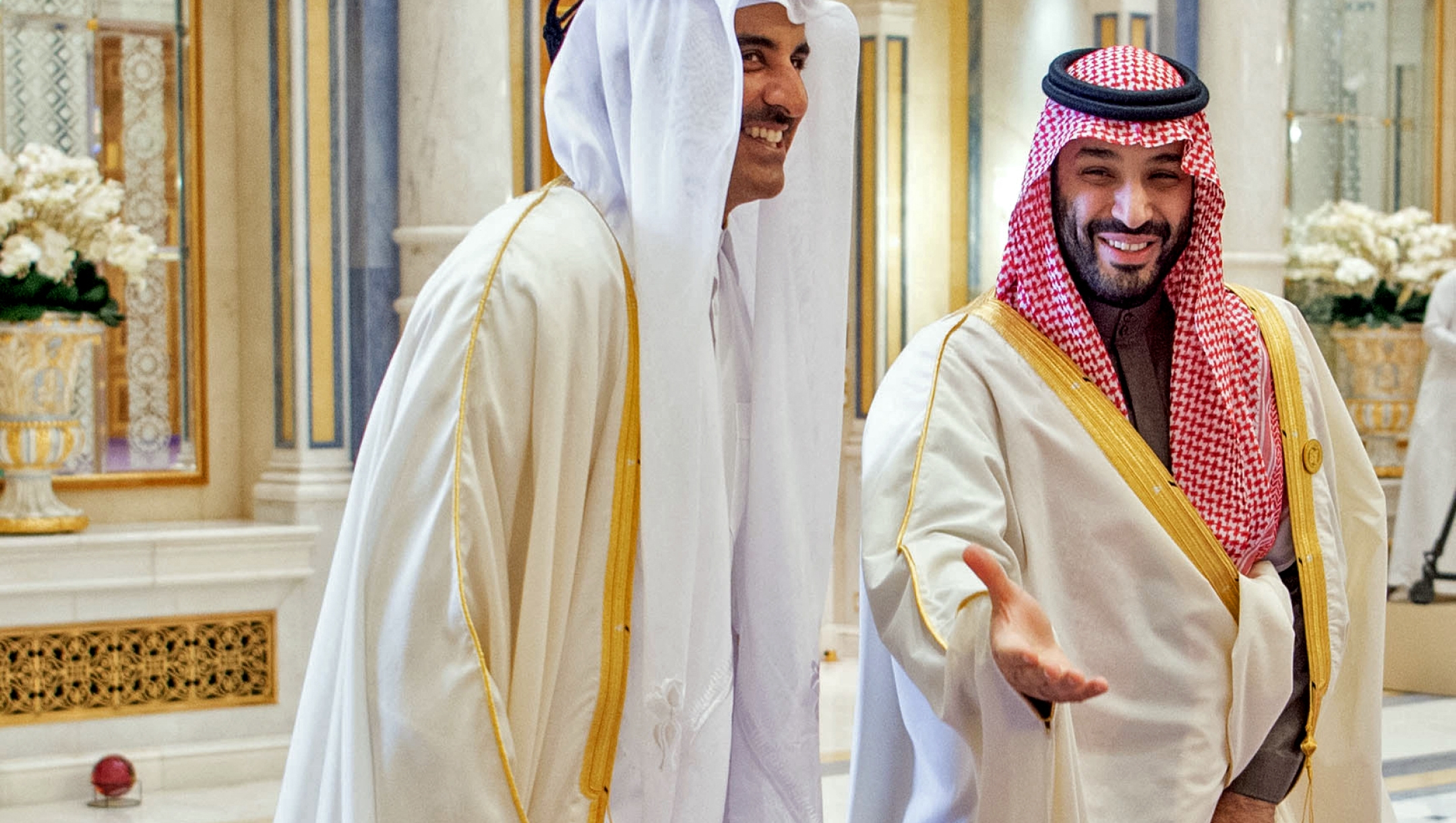 This handout picture released by the Saudi Press Agency SPA shows Saudi Crown Prince Mohammed bin Salman (R) welcoming Qatari Emir Sheikh Tamim bin Hamad al-Thani, in Riyadh during the Gulf Arab Chinese Summits on December 9, 2022. (Photo by Bandar AL-JALOUD / various sources / AFP) / === RESTRICTED TO EDITORIAL USE - MANDATORY CREDIT "AFP PHOTO / HO / SPA" - NO MARKETING NO ADVERTISING CAMPAIGNS - DISTRIBUTED AS A SERVICE TO CLIENTS ===