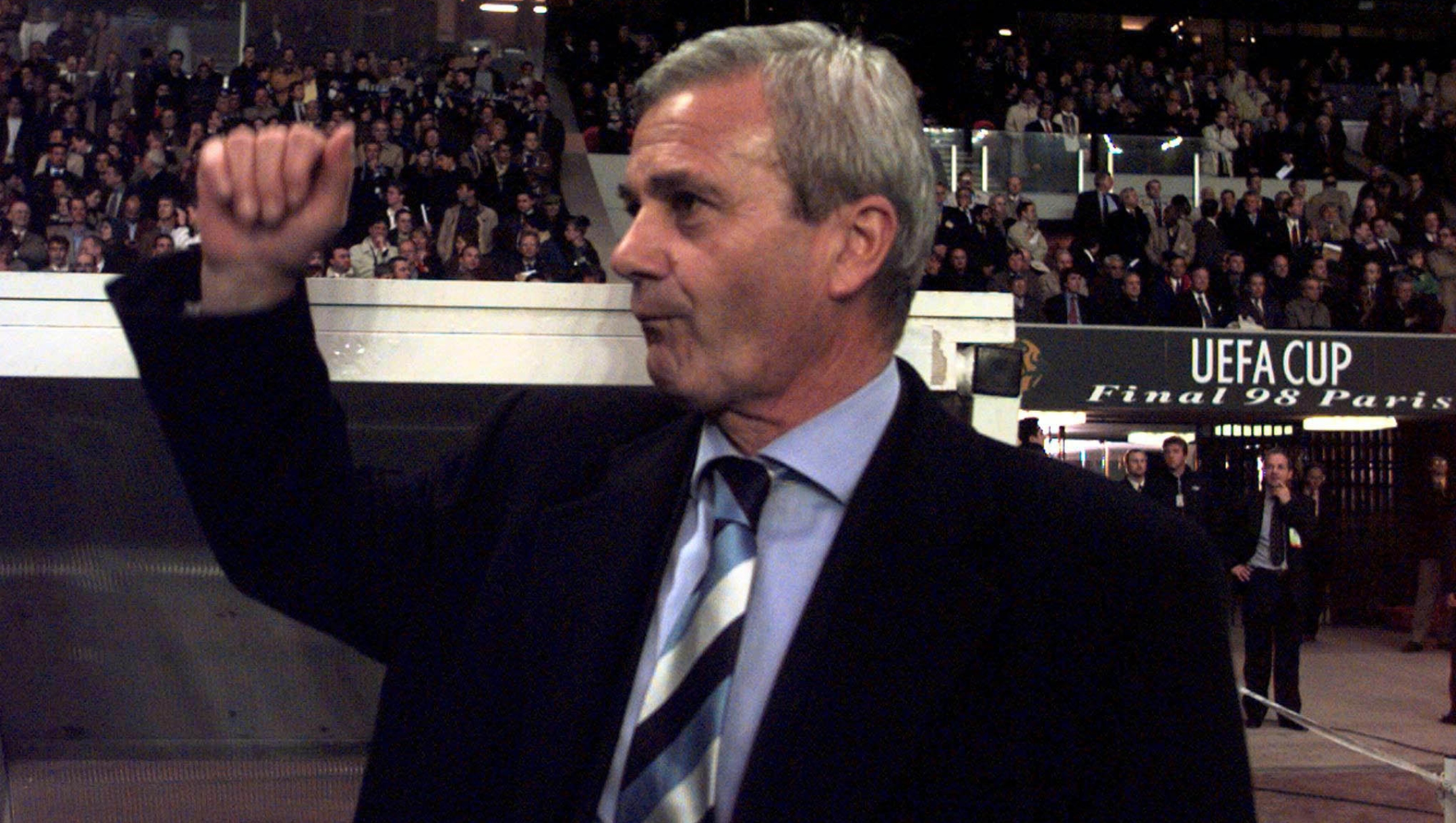 COPPA UEFA FINALE INTER VS LAZIO A PARIGI Inter coach Gigi Simoni waves to fans at the end of the UEFA cup match against Lazio at the Paris Parc des Princes stadium Wednesday, May 6, 1998. (AP Photo/Luca Bruno)