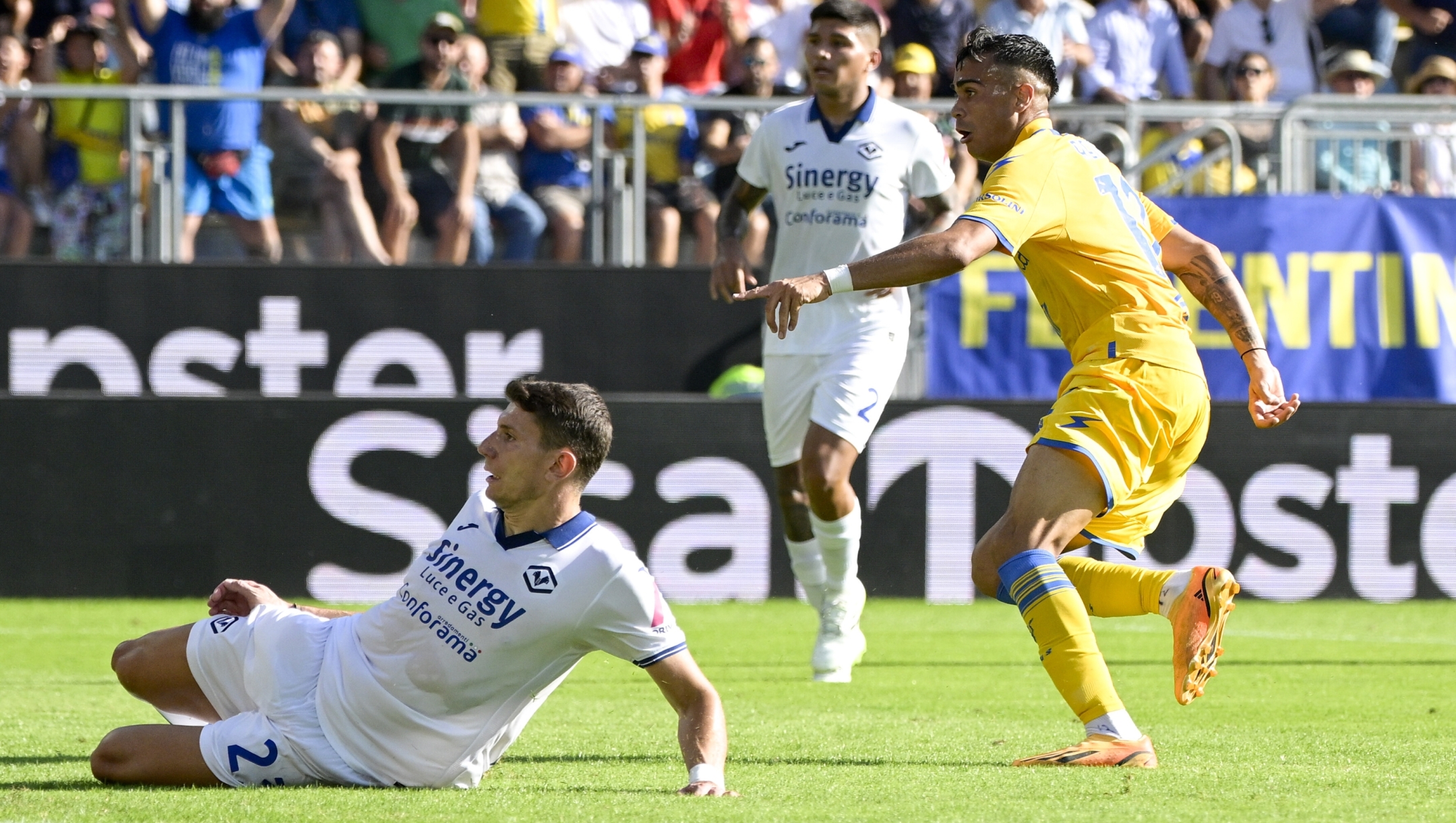 Foto Fabrizio Corradetti/LaPresse 08 Ottobre 2023 Frosinone, Italia - Frosinone Calcio vs Hellas Verona - Campionato italiano di calcio Serie A TIM 2023/2024 - Stadio Benito Stirpe Nella foto: Reinier (Frosinone Calcio); esulta dopo il gol 1-0  October 08, 2023 Frosinone, Italy - Frosinone Calcio vs Hellas Verona - Italian Serie A Football Championship 2023/2024 - Benito Stirpe Stadium. In the photo: Reinier (Frosinone Calcio); celebrates after scoring the goal 1-0