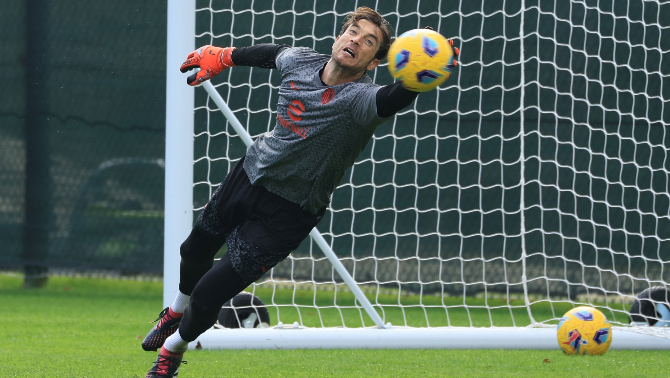 CAIRATE, ITALY - OCTOBER 14: Antonio Mirante of AC Milan in action during an AC Milan training session at Milanello on October 14, 2023 in Cairate, Italy. (Photo by Giuseppe Cottini/AC Milan via Getty Images)