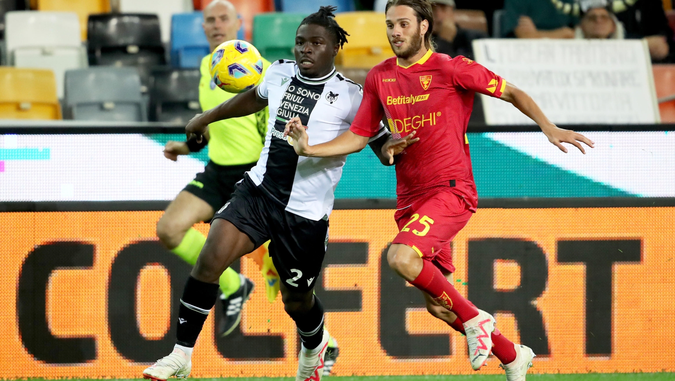 Udinese's Ebosele Festy (L) and Lecce's Antonino Gallo in action during the Italian Serie A soccer match Udinese Calcio vs US Lecce at the Friuli - Dacia Arena stadium in Udine, Italy, 23 October 2023. ANSA / GABRIELE MENIS