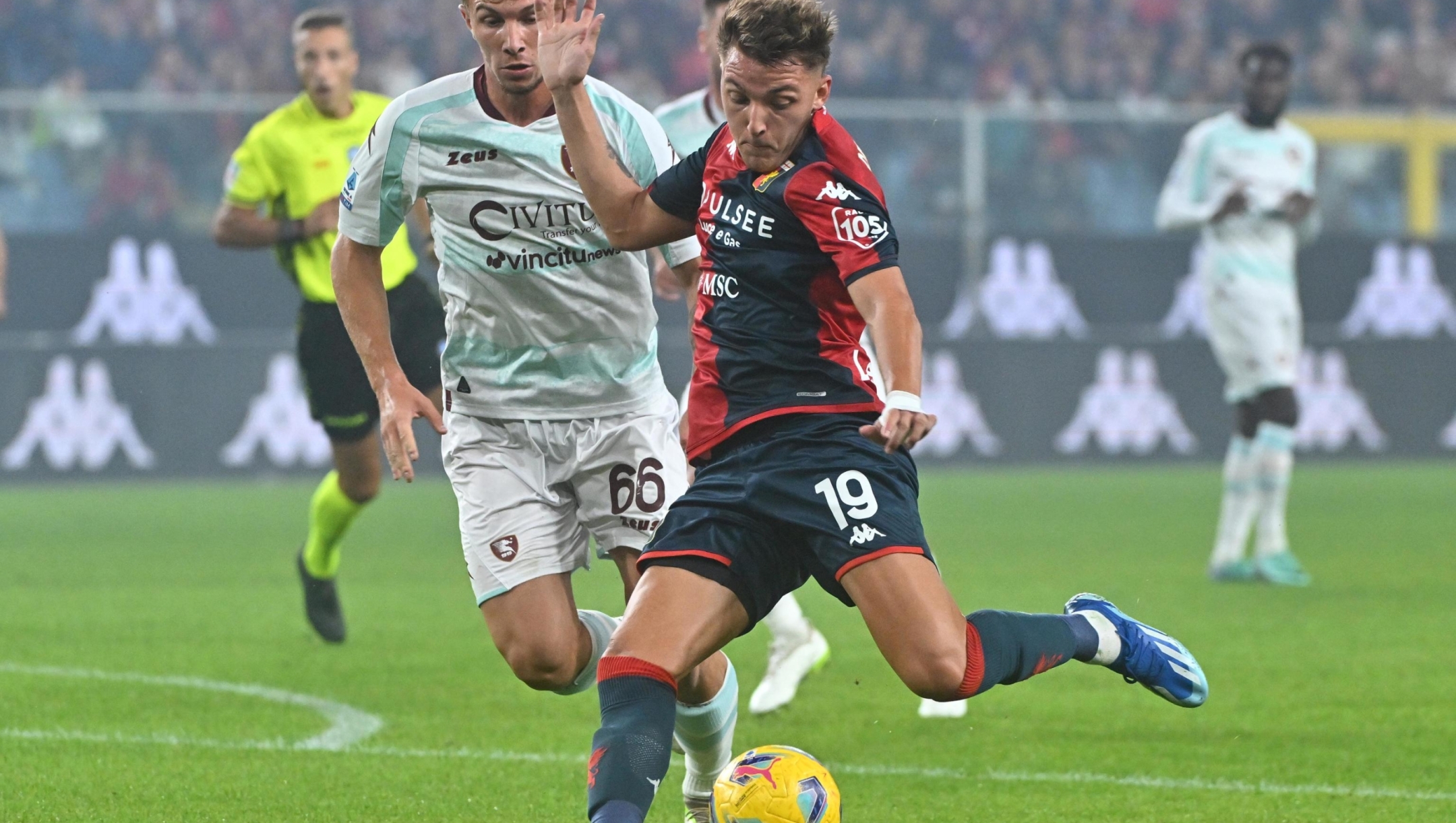 Genoas Mateo Retegui (R) and Salernitanas Matteo Lovato (L) in action during the Italian Serie A match, Genoa CFC vs Us Salernitana at Luigi Ferraris stadium in Genoa, Italy, 27 october 2023. ANSA/LUCA ZENNARO