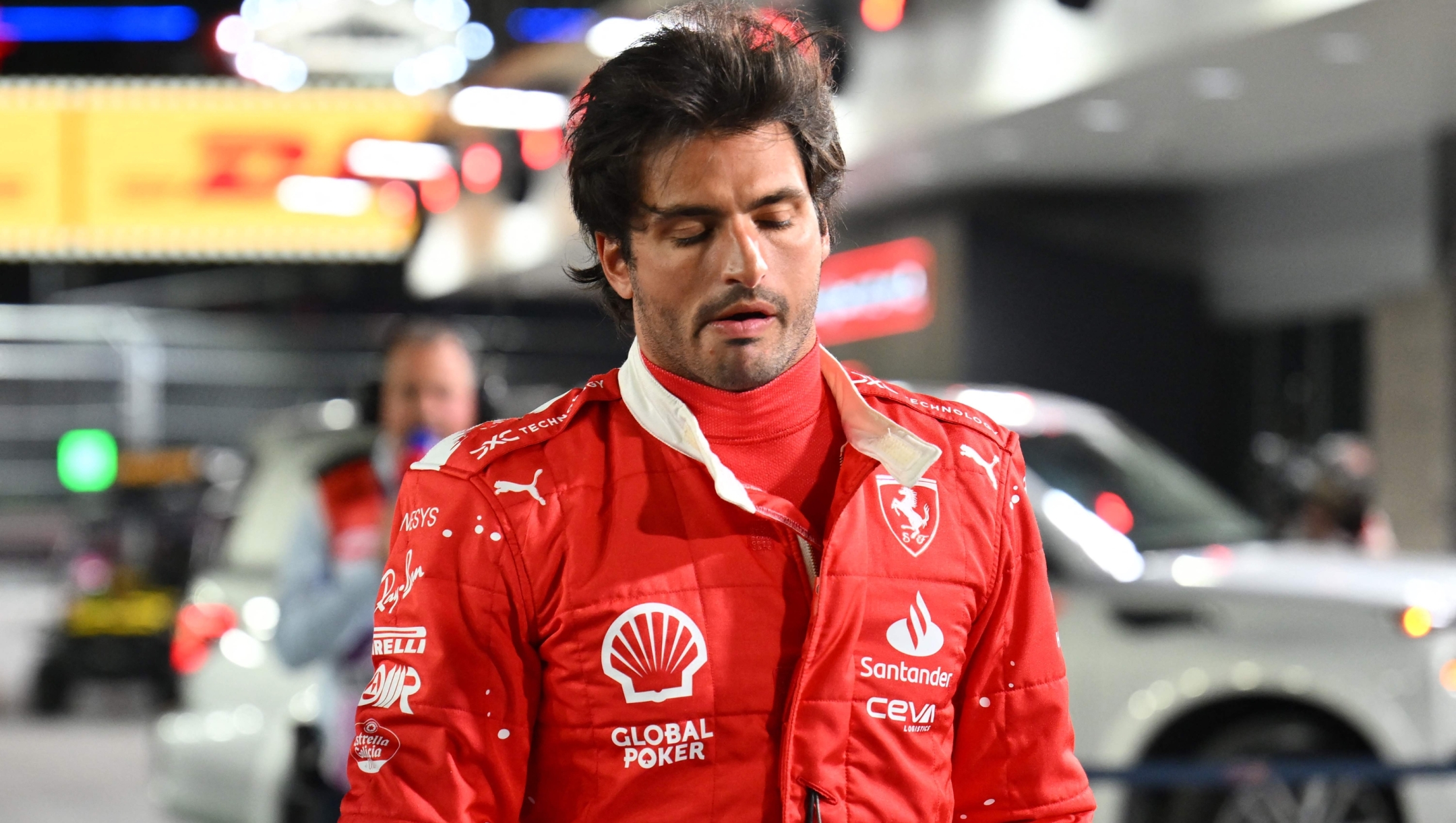 Ferrari's Spanish driver Carlos Sainz Jr., returns to the pit after an accident during the first practice session for the Las Vegas Formula One Grand Prix on November 16, 2023, in Las Vegas, Nevada. Race stewards cancelled the practice after the accident to inspect the track. (Photo by ANGELA WEISS / AFP)