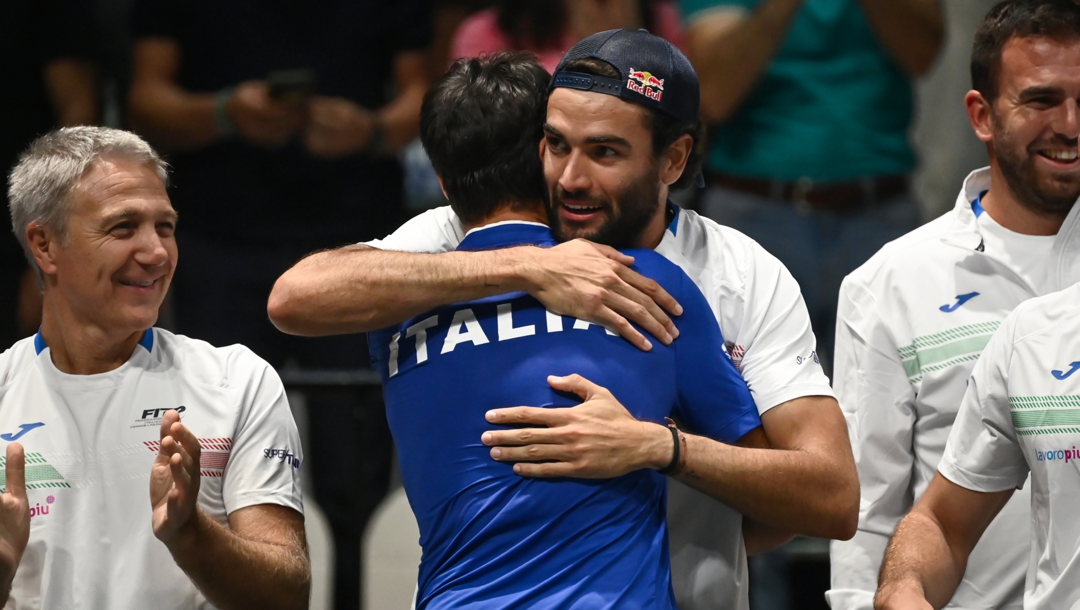 Foto Massimo Paolone/LaPresse 14 Settembre 2023 - Bologna, Italia - sport, tennis - Italia vs Cile - Lorenzo Sonego (ITA) v Nicolas Jarry (CHI) - Coppa Davis 2023 - Unipol Arena. Nella foto: Lorenzo Sonego esulta per la vittoria con Matteo Berrettini  September 14, 2023 Bologna, Italy - sport, tennis - Italy vs Chile - Lorenzo Sonego (ITA) v Nicolas Jarry (CHI) - Davis Cup 2023 - Unipol Arena. In the pic: Lorenzo Sonego celebrates for the victory with Matteo Berrettini