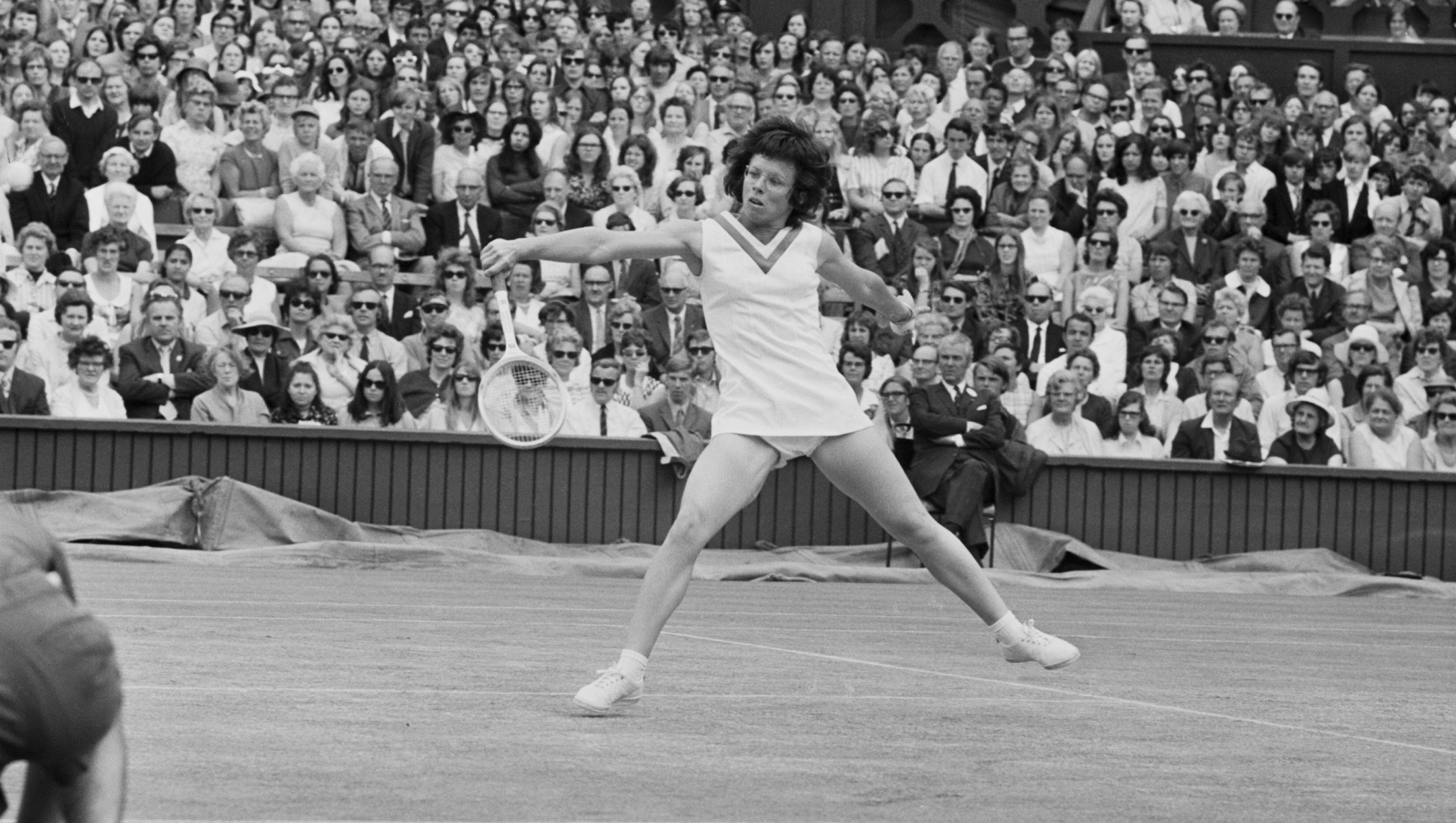 American tennis player Billie Jean King on the court at Wimbledon, 28th June 1971.  (Photo by Harry Dempster/Daily Express/Getty Images)