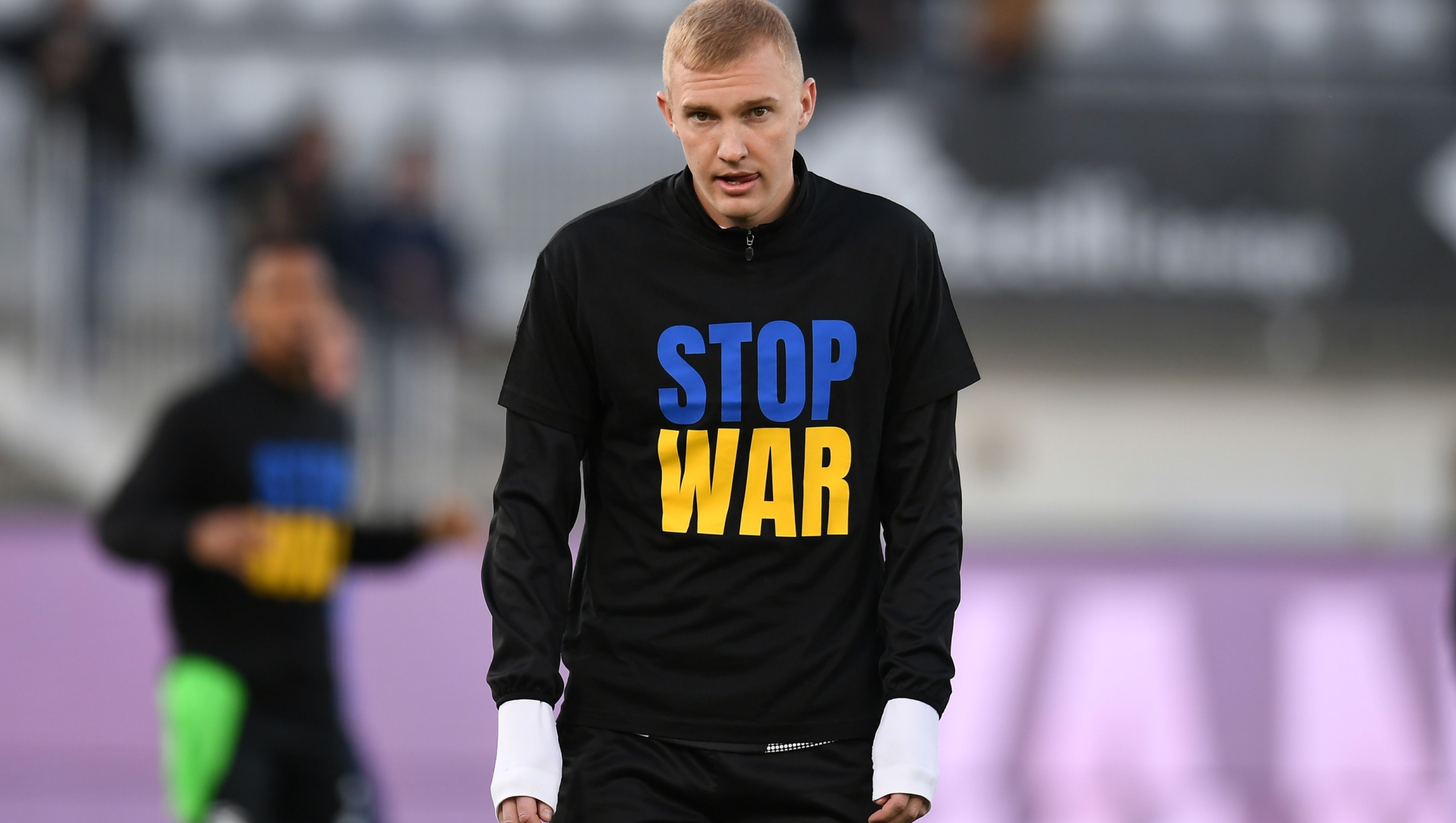 LA SPEZIA, ITALY - FEBRUARY 27: Viktor Kovalenko of Spezia Calcio wear the shirt with the message" STOP WAR NOW "during the warm-up before the Serie A match between Spezia Calcio and AS Roma at Stadio Alberto Picco on February 27, 2022 in La Spezia, Italy. (Photo by Alessandro Sabattini/Getty Images)