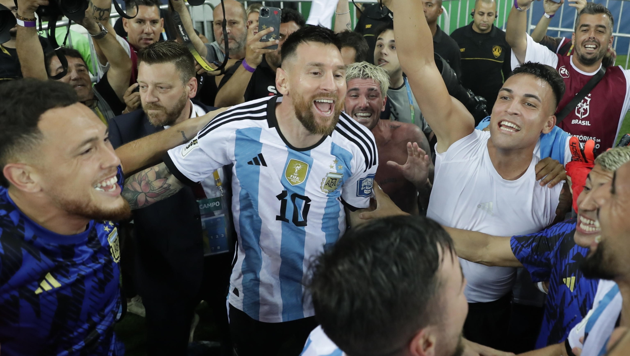 epa10988800 Lionel Messi (C) of Argentina celebrates after Argentina defeated Brazil during FIFA 2026 World Cup qualifiers soccer match between Brazil and Argentina at Maracana stadium in Rio de Janeiro, Brazil, 21 November 2023.  EPA/Andre Coelho