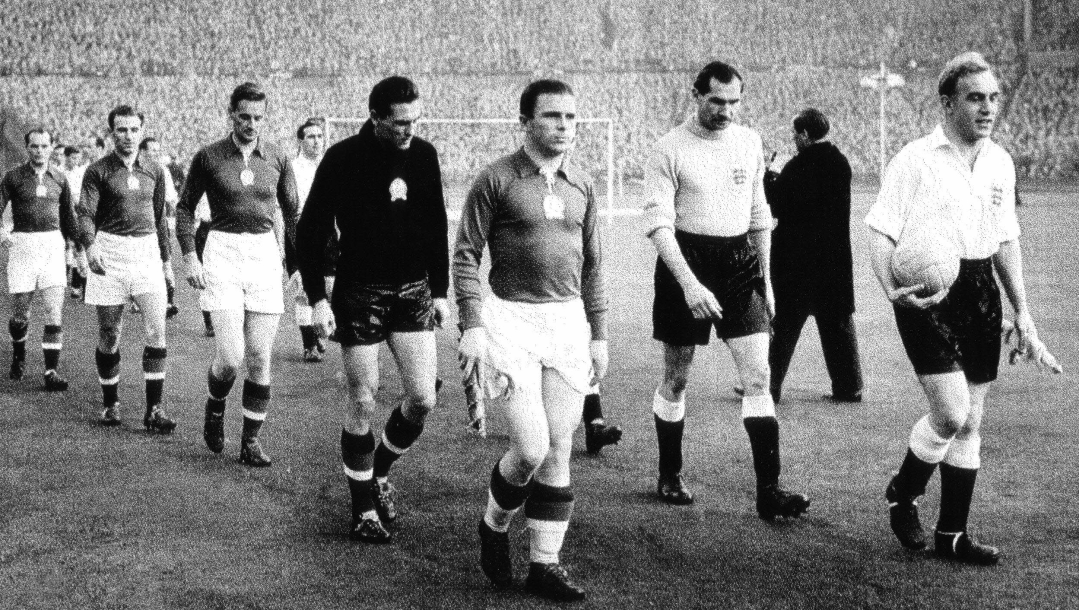 (FILES)Picture taken 25 November 1953 shows Ferenc Puskas (C) leading his team at Wembley Stadium of London prioir to a friendly match against England. Hungarian and Real Madrid football legand, the inspiration of the 'Mighty Magyars'  national side that dominated  world football in the 1950s, died this morning after a long illness in his 79 years old age. AFP PHOTO / ARCHIVE ZOLTAN THALY JR.