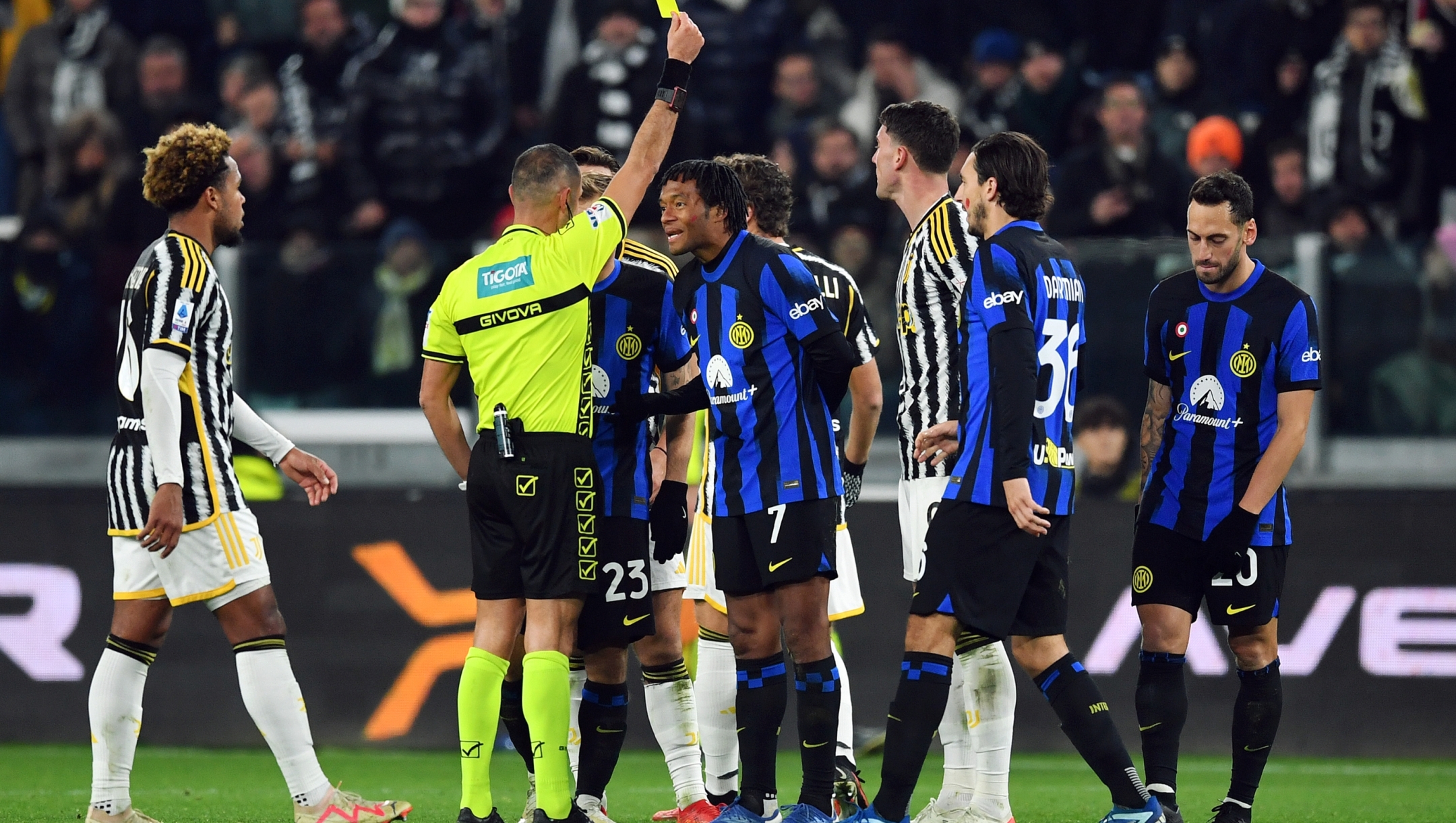 TURIN, ITALY - NOVEMBER 26: Juan Cuadrado of FC Internazionale is shown a yellow card by Referee Marco Guida during the Serie A TIM match between Juventus and FC Internazionale at  on November 26, 2023 in Turin, Italy. (Photo by Valerio Pennicino/Getty Images)