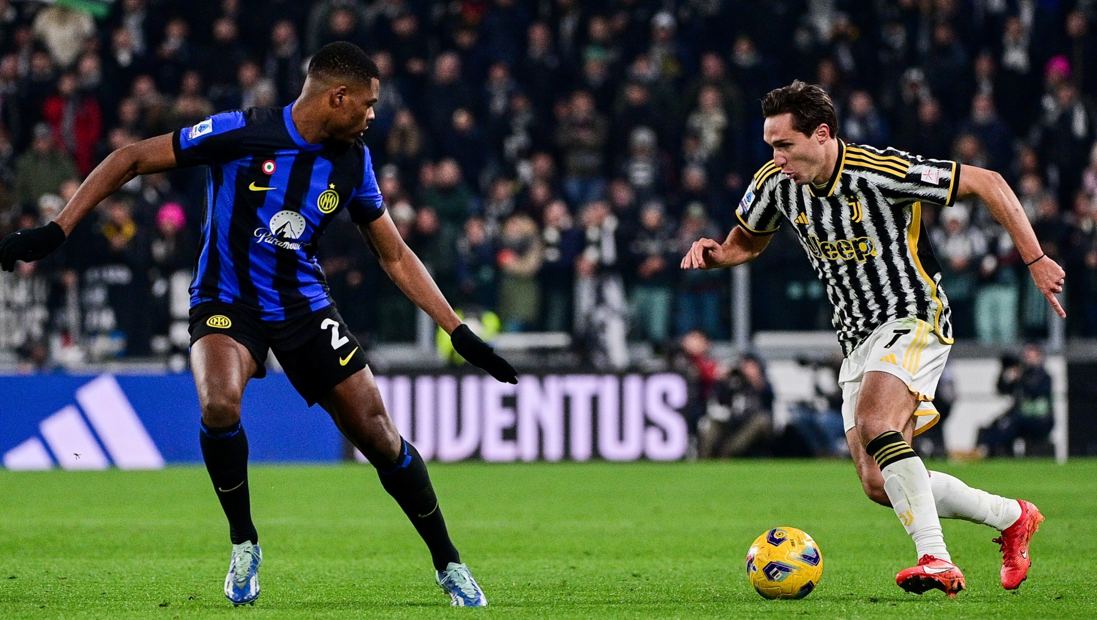 Foto Marco Alpozzi/LaPresse 26 Novembre 2023 -Torino, Italia - sport - Juventus Vs Inter - Campionato italiano di calcio Serie A TIM 2023/2024 - Allianz Stadium. Nella foto:   Denzel Dumfries (FC Inter);Federico Chiesa (Juventus FC);   November 26, 2023 Turin, Italy - sport soccer - Juventus Vs Inter - Italian Football Championship League A TIM 2023/2024  - Allianz Stadium  In the pic: Denzel Dumfries (FC Inter);Federico Chiesa (Juventus FC);